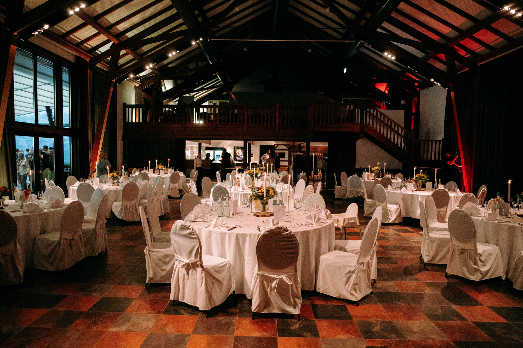 Hofgut Laubenheimer Höhe: Hochzeitslocation in Mainz mit Rheinblick, Sonnenterrasse & Fullservice. Perfekt für freie Trauungen & stilvolle Feier