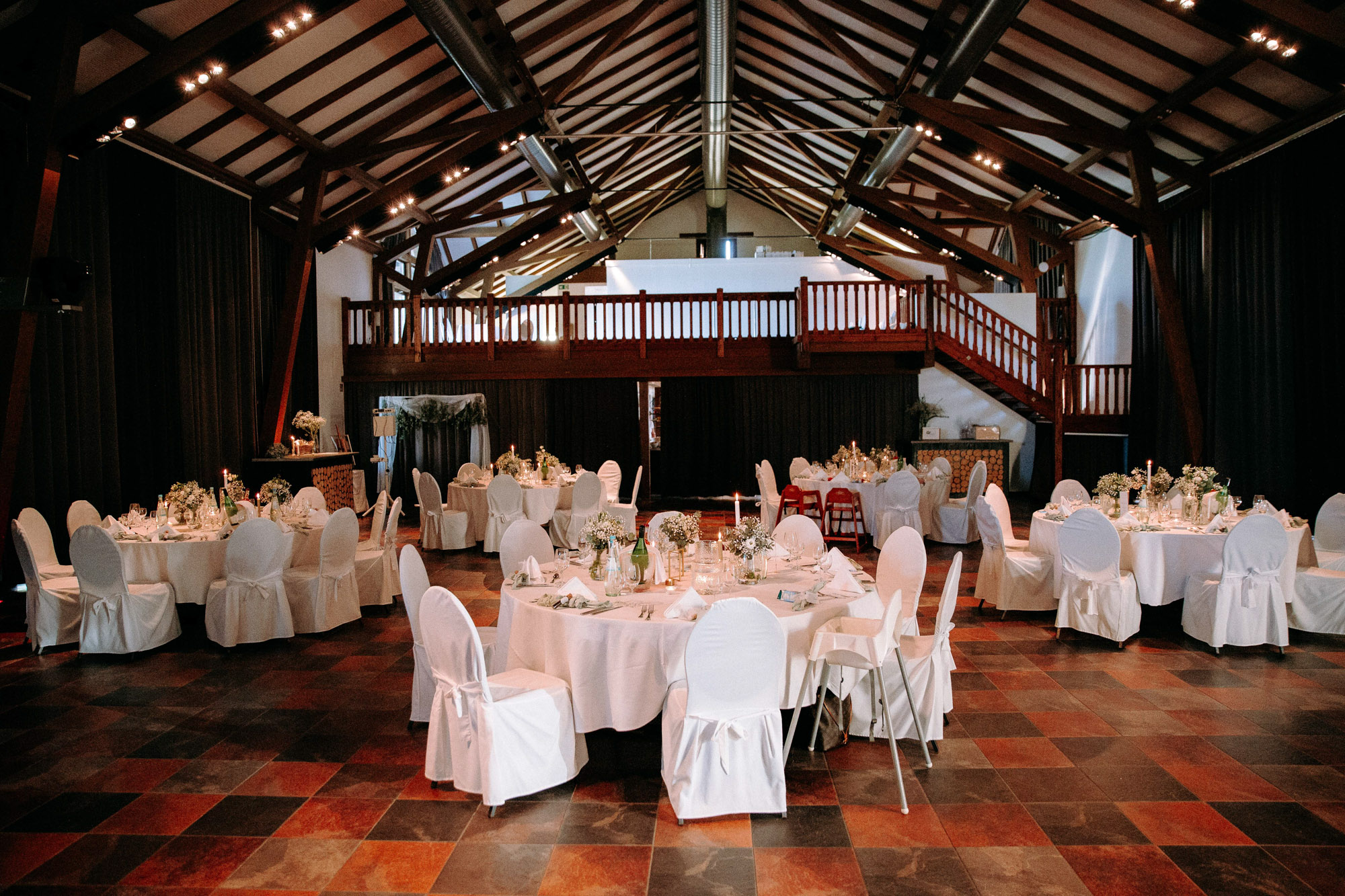 Hofgut Laubenheimer Höhe: Hochzeitslocation in Mainz mit Rheinblick, Sonnenterrasse & Fullservice. Perfekt für freie Trauungen & stilvolle Feier