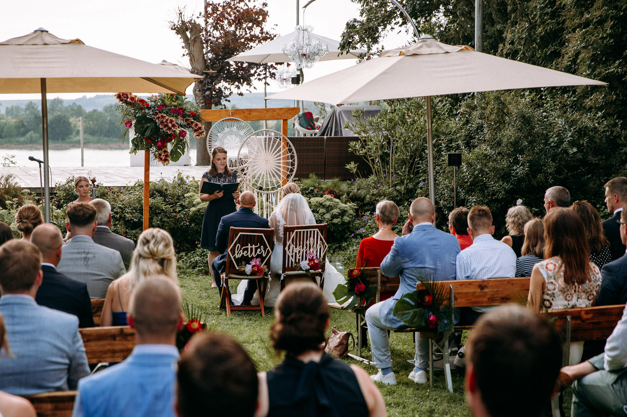 Die Insel Nonnenau ist eine exklusive Hochzeitslocation im Rhein-Main-Gebiet. Natur, Wasserblick und private Inselatmosphäre.