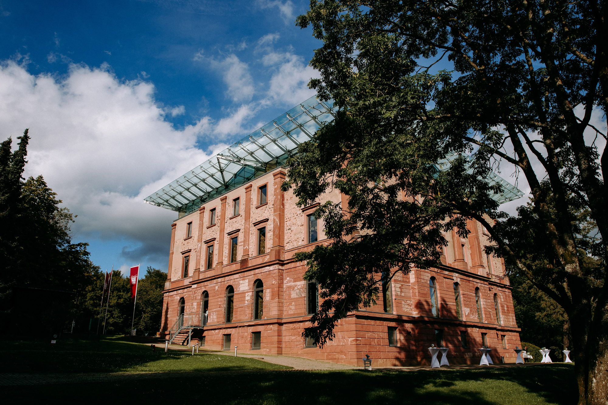 Jagdschloss Platte Wiesbaden: Exklusive Hochzeitslocation mit Panoramablick, Glasdach, freier Trauung & Platz für große Feiern.