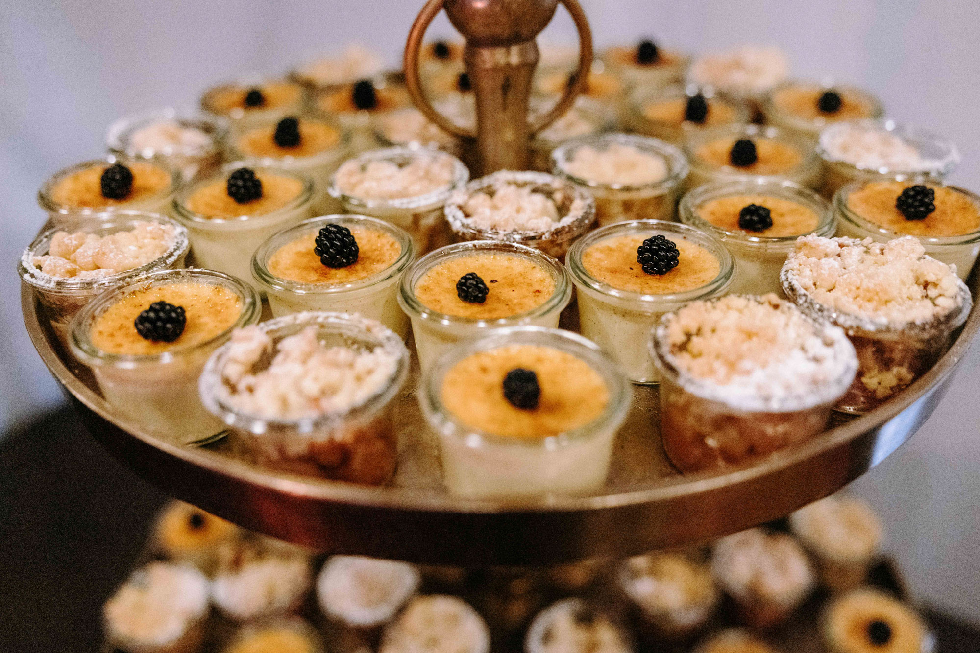 Restaurant Kellerskopf Wiesbaden: Hochzeitslocation im Wald mit Panorama, freier & standesamtlicher Trauung, Terrasse, Live-Cooking & Natur.