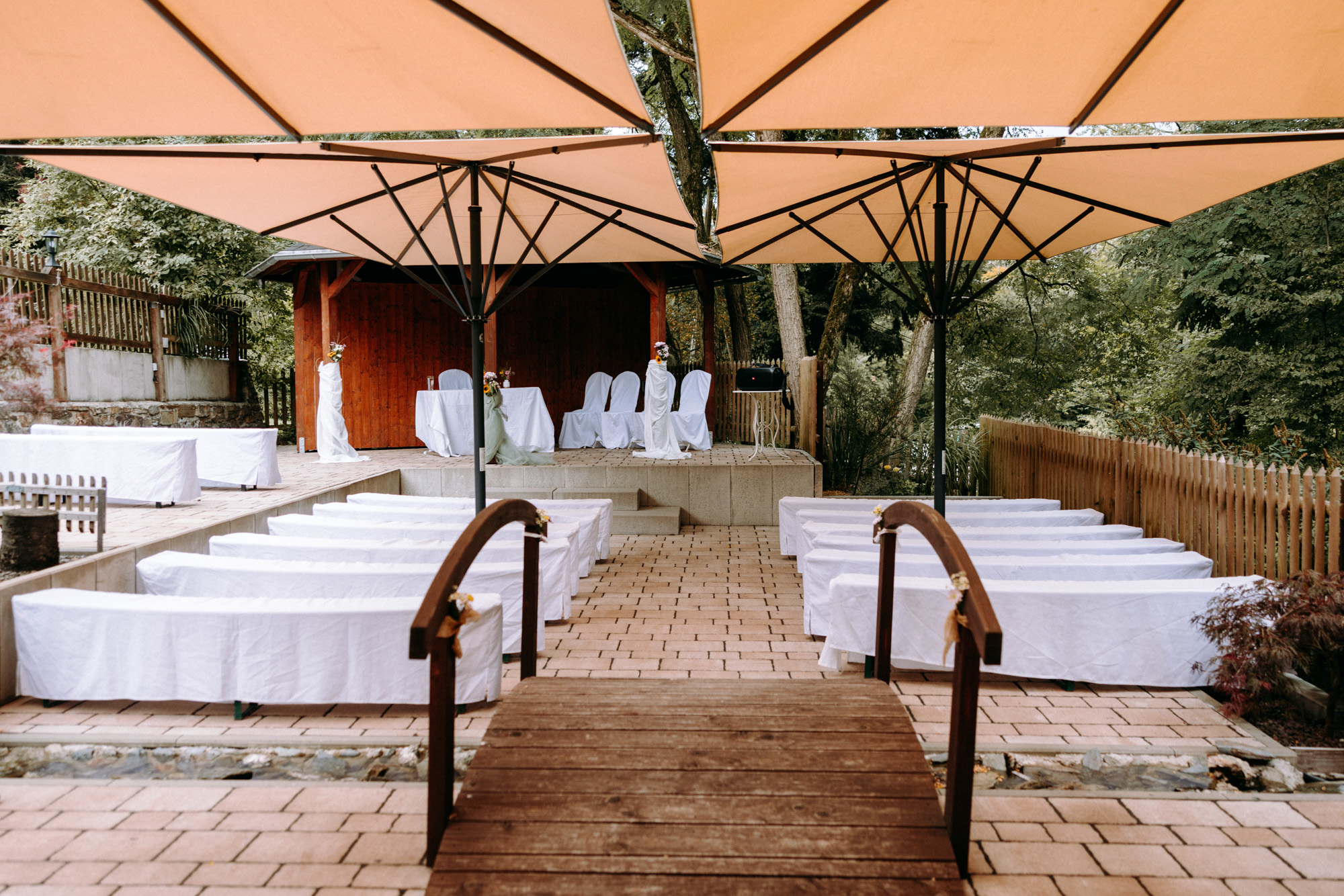 Restaurant Kellerskopf Wiesbaden: Hochzeitslocation im Wald mit Panorama, freier & standesamtlicher Trauung, Terrasse, Live-Cooking & Natur.