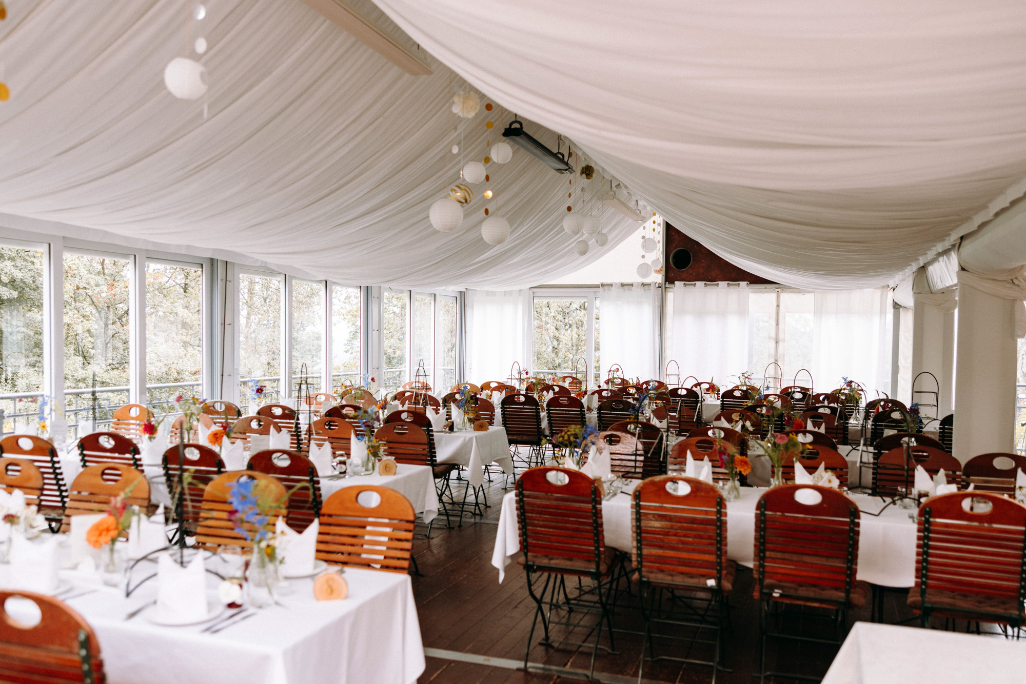 Restaurant Kellerskopf Wiesbaden: Hochzeitslocation im Wald mit Panorama, freier & standesamtlicher Trauung, Terrasse, Live-Cooking & Natur.