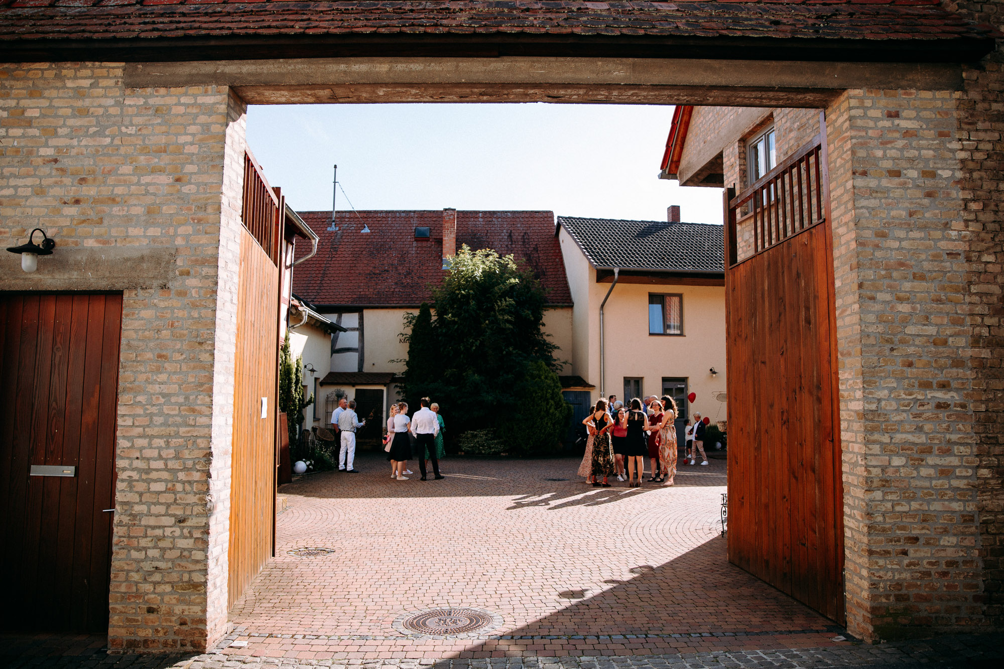 Kleine Residenz am Schloss: Hochzeitslocation zwischen Wiesbaden, Mainz & Rheingau. Boutiquehotel, Scheune, Innenhof & freie Trauungen.