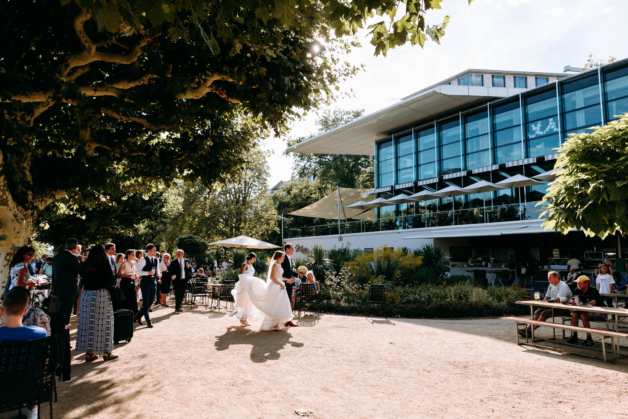 Das Mainnizza Frankfurt ist eine stilvolle Hochzeitslocation direkt am Mainufer – urban, elegant und flexibel für Feiern mit Skylineblick.