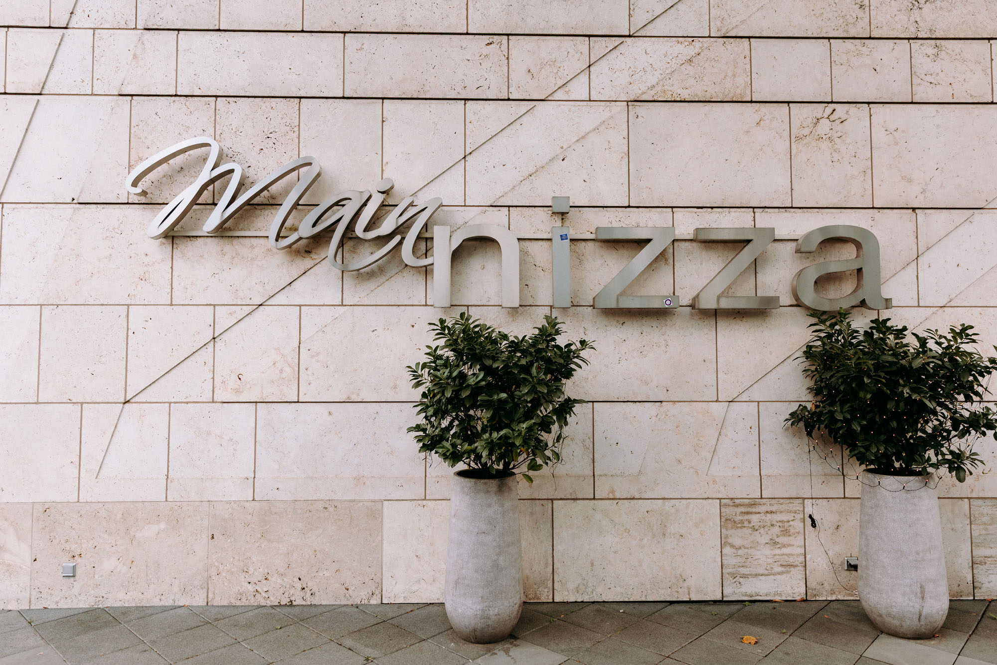 Das Mainnizza Frankfurt ist eine stilvolle Hochzeitslocation direkt am Mainufer – urban, elegant und flexibel für Feiern mit Skylineblick.