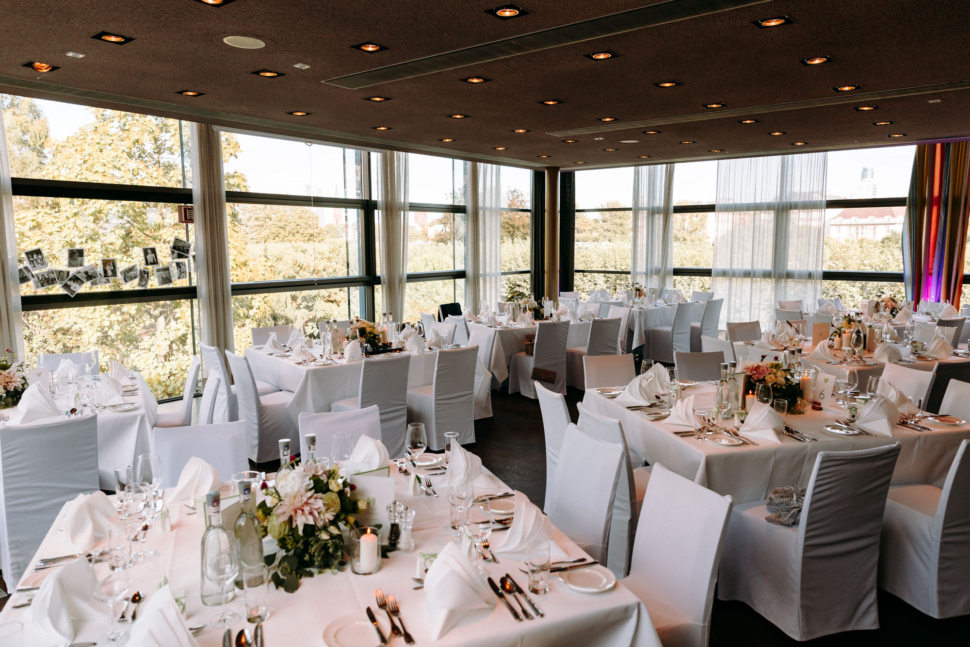 Das Mainnizza Frankfurt ist eine stilvolle Hochzeitslocation direkt am Mainufer – urban, elegant und flexibel für Feiern mit Skylineblick.