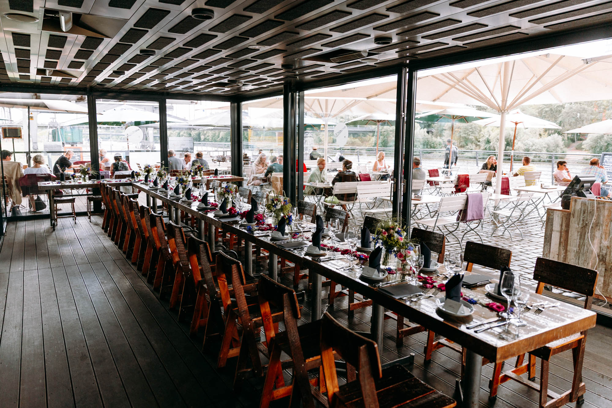 Das OOSTEN Frankfurt ist eine exklusive Hochzeitslocation am Mainufer – mit Sommergarten, Rooftop-Bar, Skylineblick & mediterraner Küche.