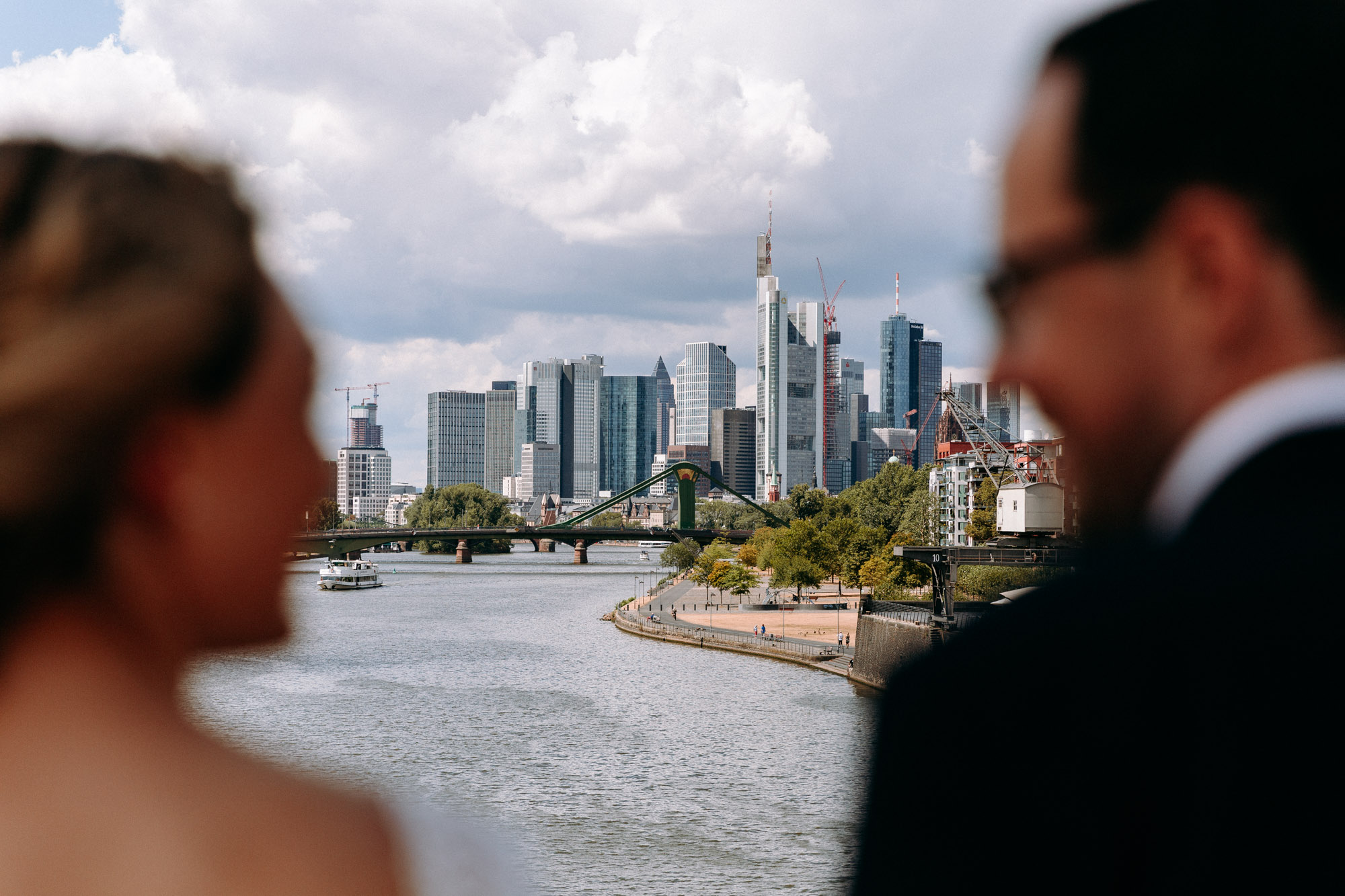 Das OOSTEN Frankfurt ist eine exklusive Hochzeitslocation am Mainufer – mit Sommergarten, Rooftop-Bar, Skylineblick & mediterraner Küche.