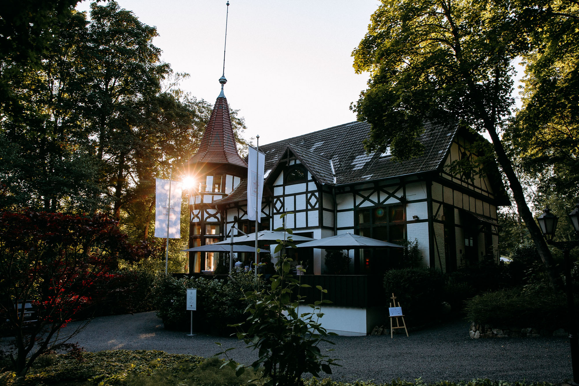 Villa im Tal bei Wiesbaden: Romantische Hochzeitslocation im Grünen mit Garten, Terrasse & Fine Dining. Ideal für freie Trauungen & Feiern.