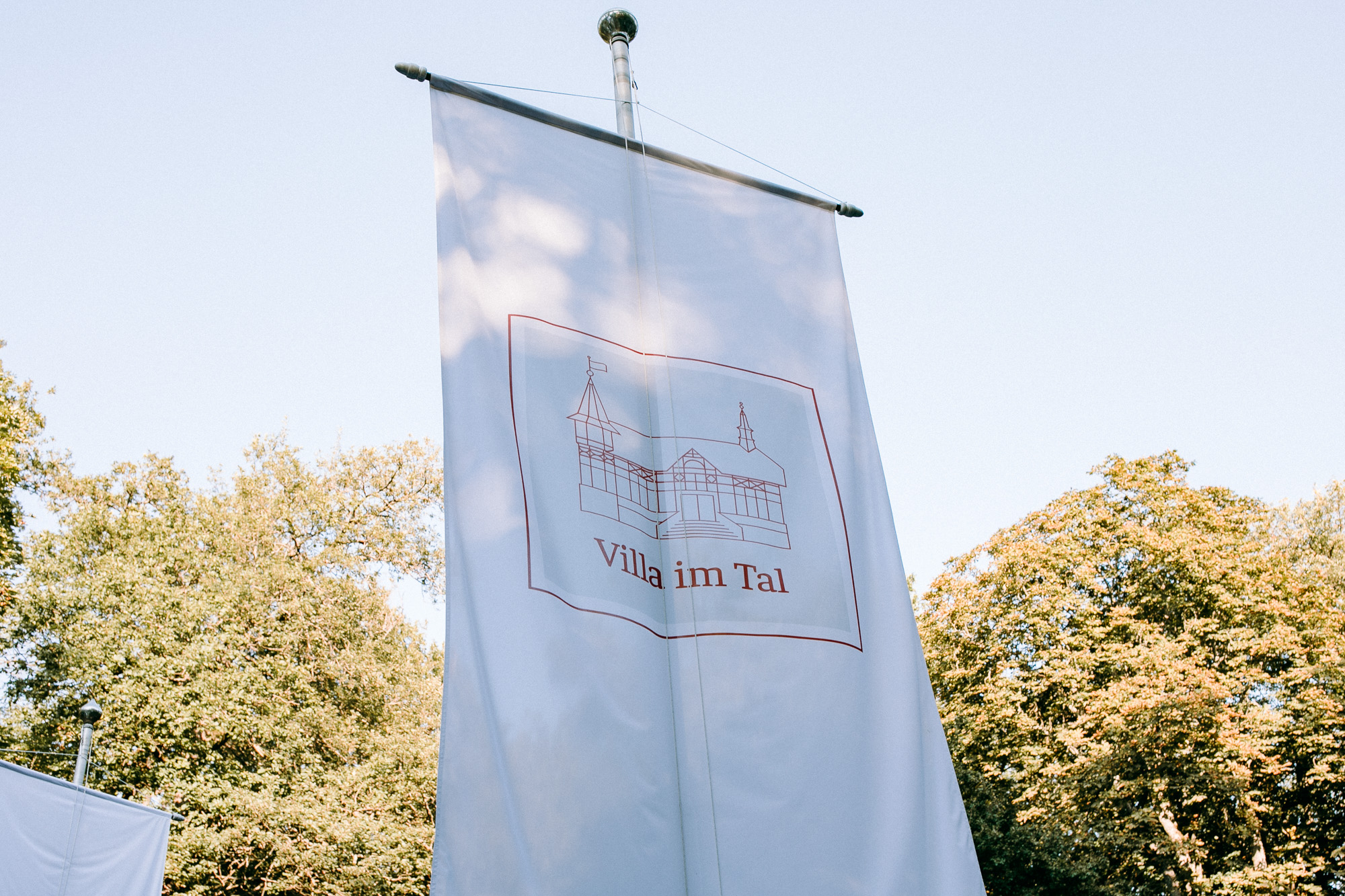 Villa im Tal bei Wiesbaden: Romantische Hochzeitslocation im Grünen mit Garten, Terrasse & Fine Dining. Ideal für freie Trauungen & Feiern.