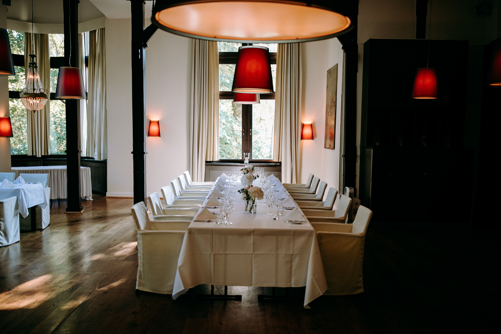 Villa im Tal bei Wiesbaden: Romantische Hochzeitslocation im Grünen mit Garten, Terrasse & Fine Dining. Ideal für freie Trauungen & Feiern.