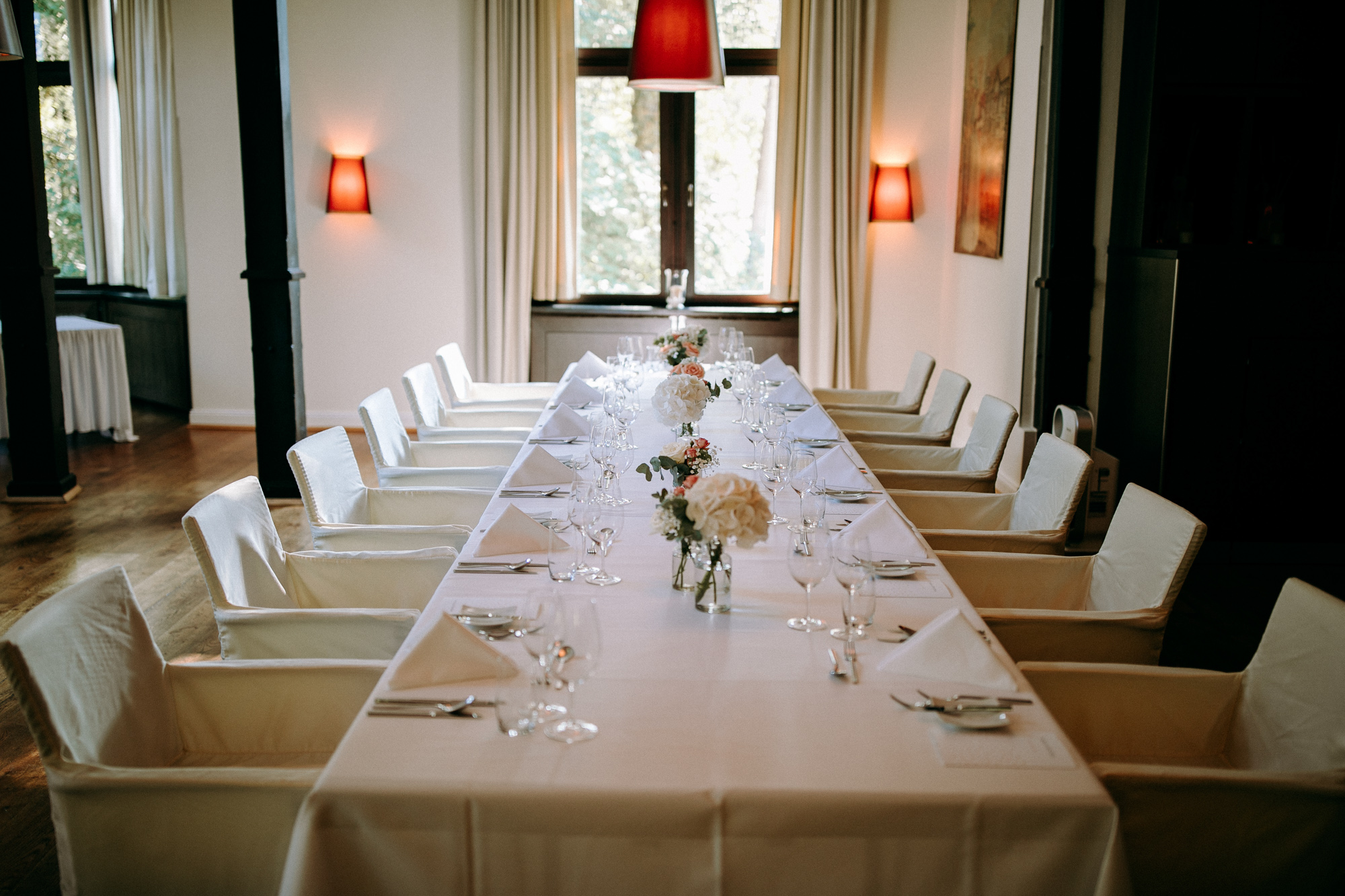 Villa im Tal bei Wiesbaden: Romantische Hochzeitslocation im Grünen mit Garten, Terrasse & Fine Dining. Ideal für freie Trauungen & Feiern.