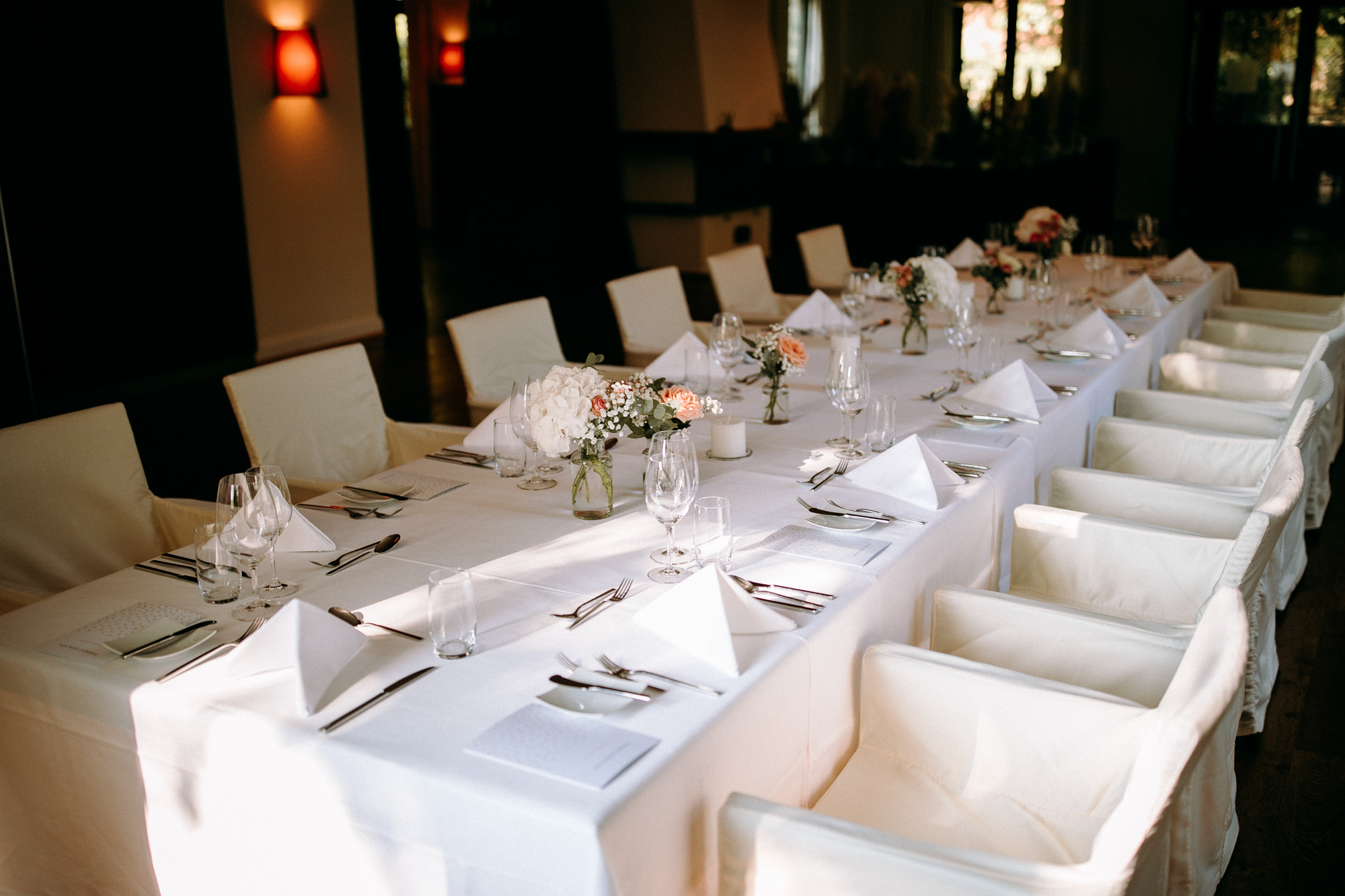 Villa im Tal bei Wiesbaden: Romantische Hochzeitslocation im Grünen mit Garten, Terrasse & Fine Dining. Ideal für freie Trauungen & Feiern.