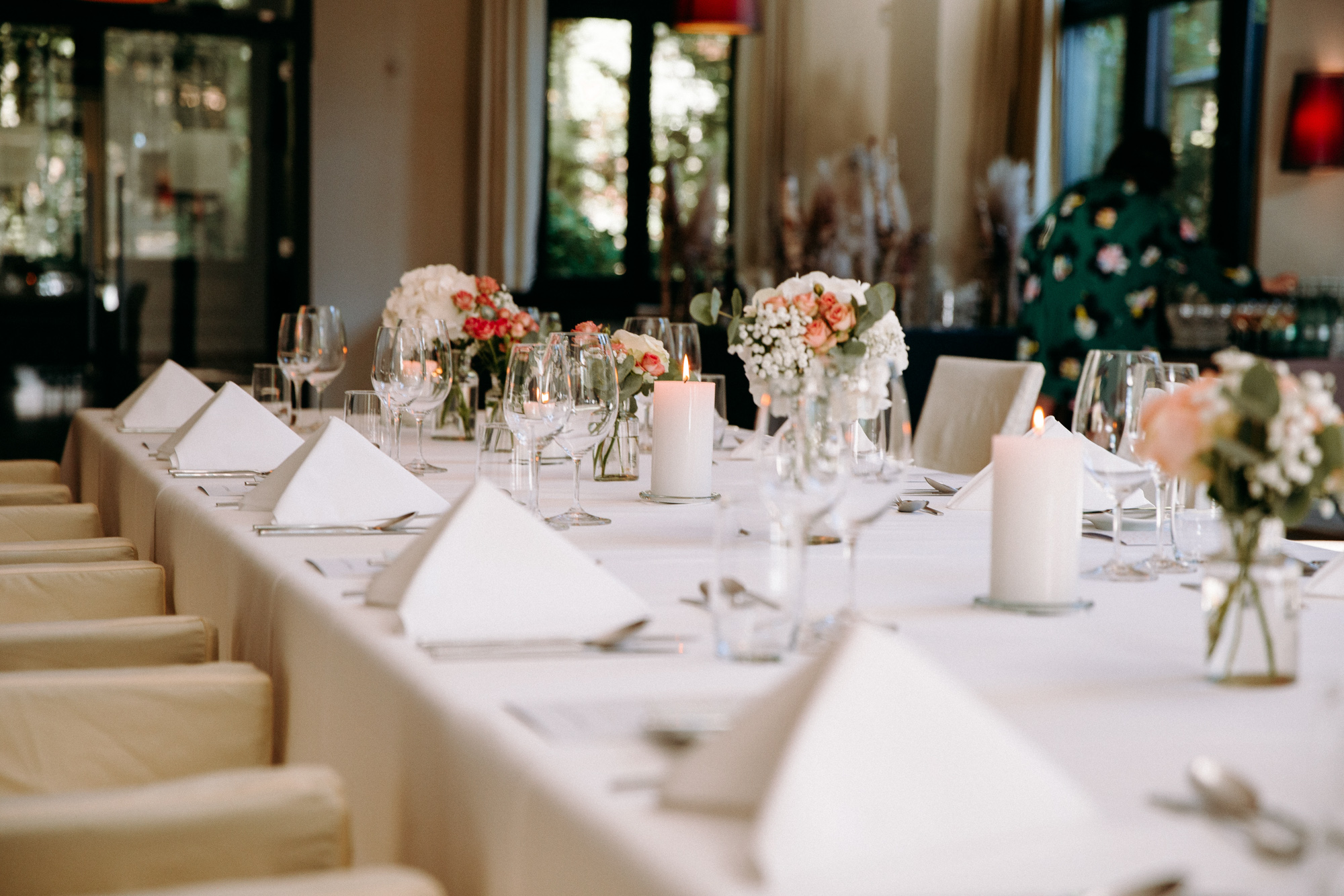 Villa im Tal bei Wiesbaden: Romantische Hochzeitslocation im Grünen mit Garten, Terrasse & Fine Dining. Ideal für freie Trauungen & Feiern.