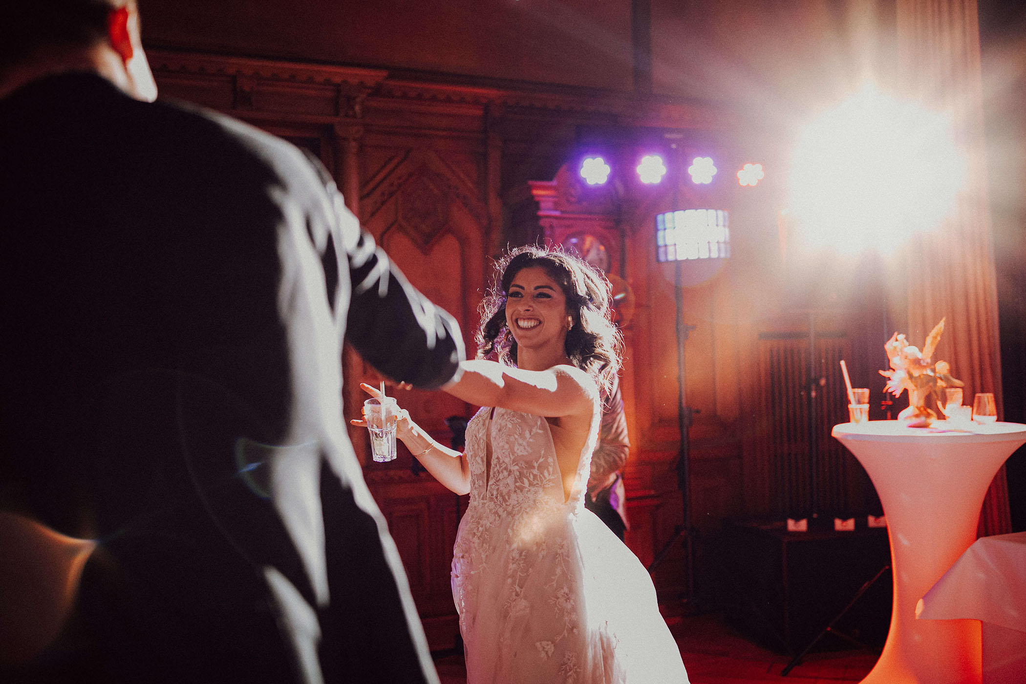 Die Braut tanzt mit den Hochzeitsgästen auf der abendlichen Feier.