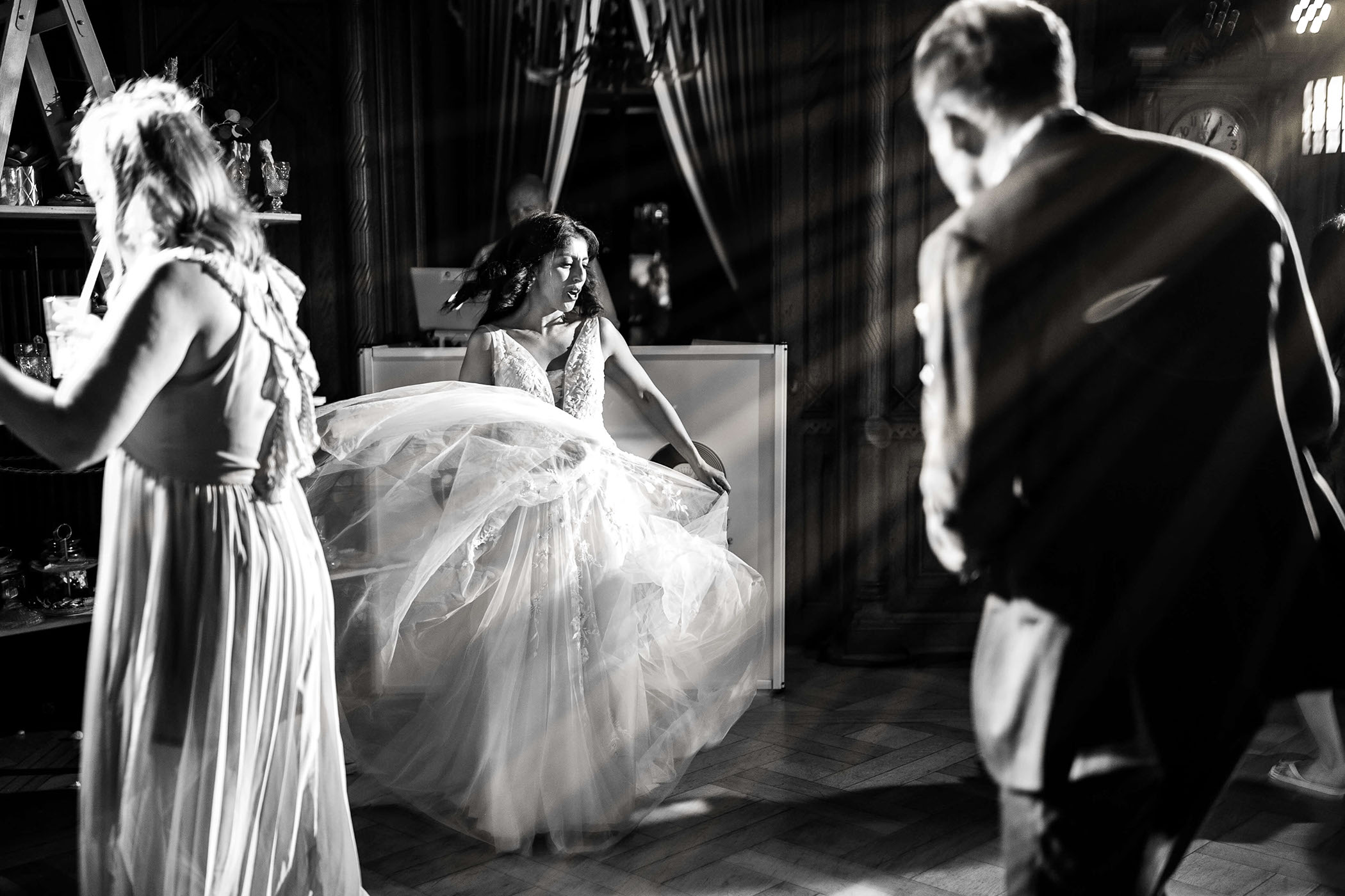 Die Braut tanzt mit den Hochzeitsgästen auf der abendlichen Feier.