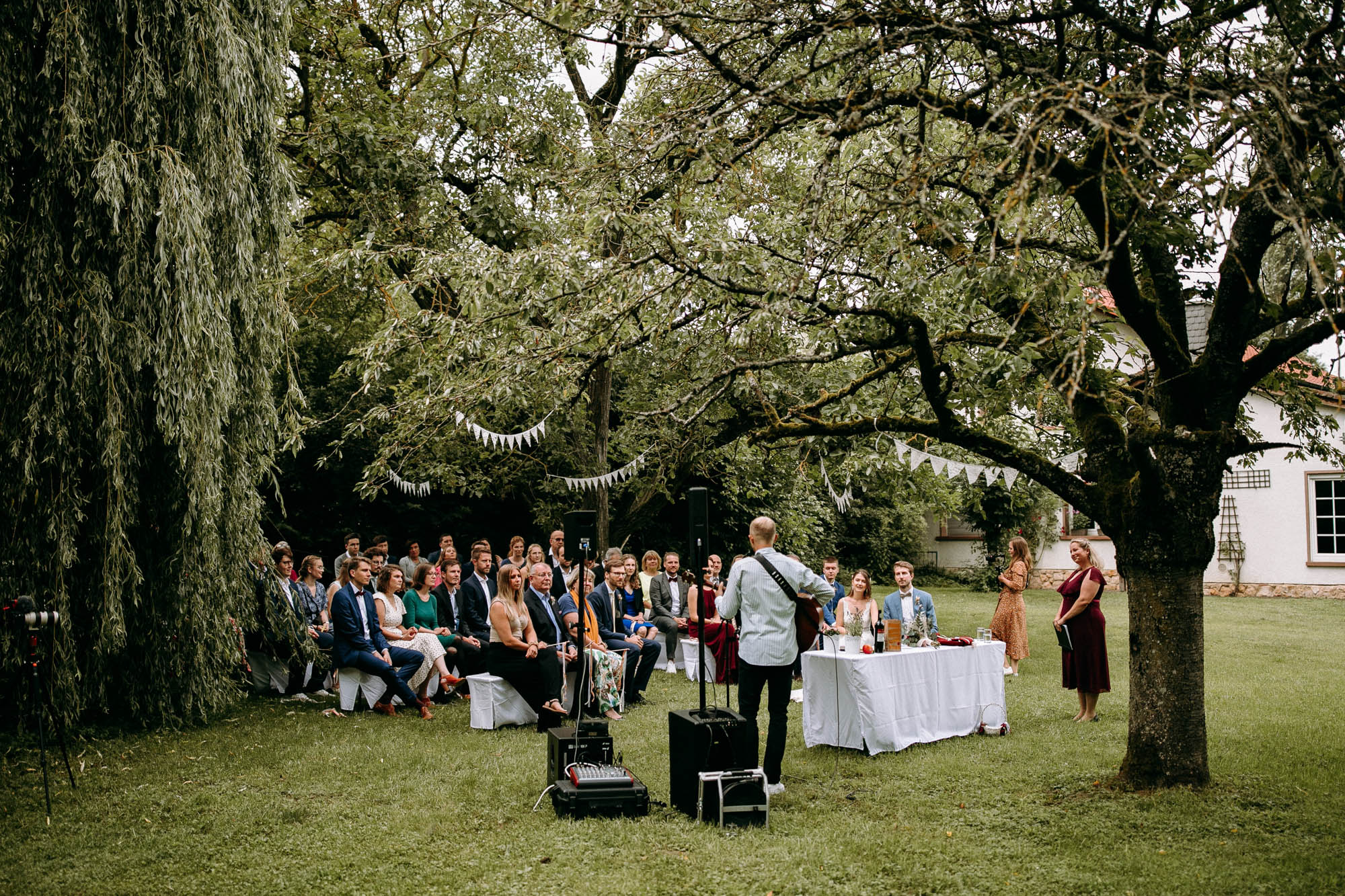 Naturnah, entspannt und voller Charme: Das Weingut Weidenmühle ist eine romantische Hochzeitslocation im Rhein-Main-Gebiet mit viel Freiraum.
