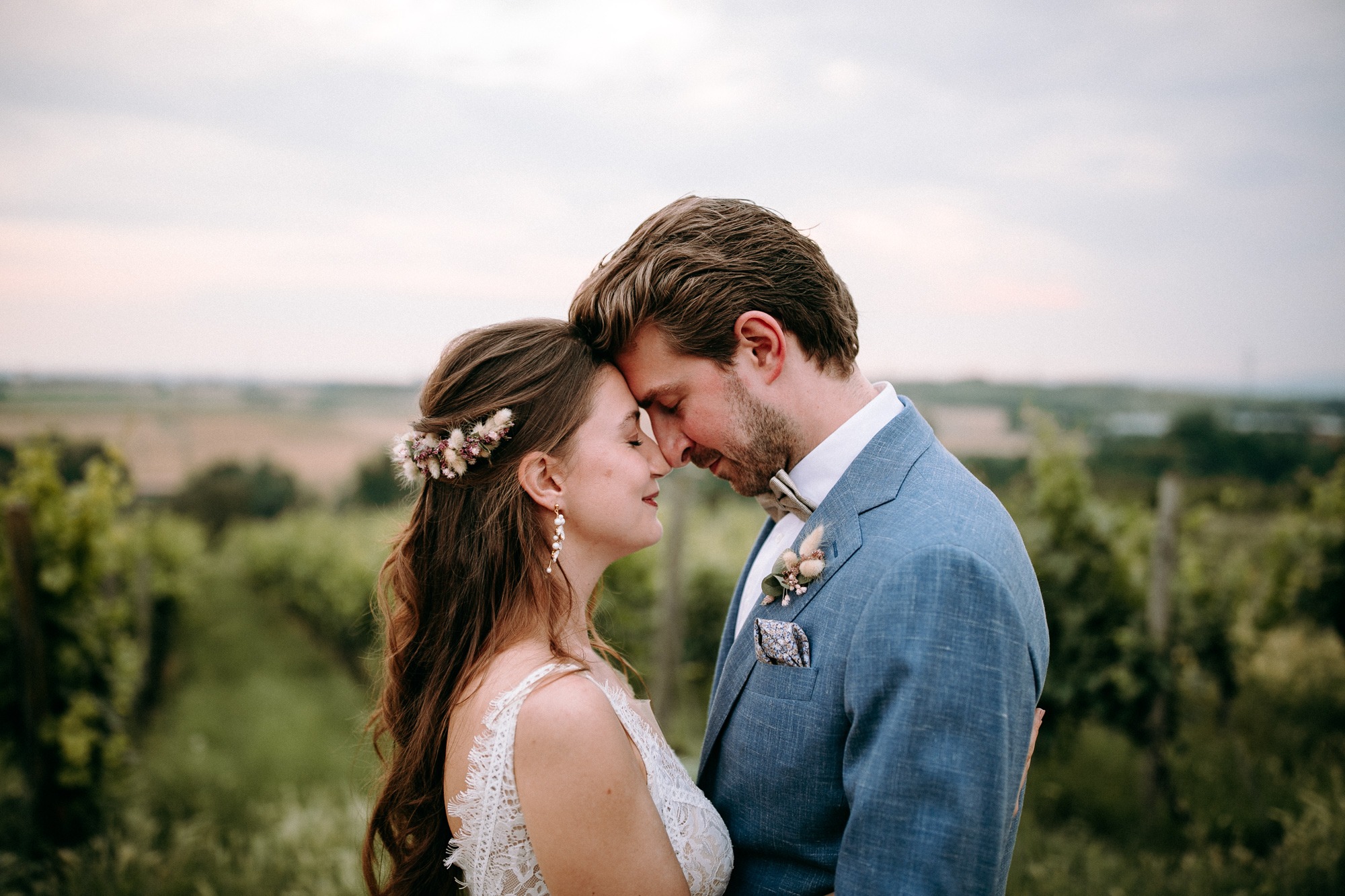 Naturnah, entspannt und voller Charme: Das Weingut Weidenmühle ist eine romantische Hochzeitslocation im Rhein-Main-Gebiet mit viel Freiraum.