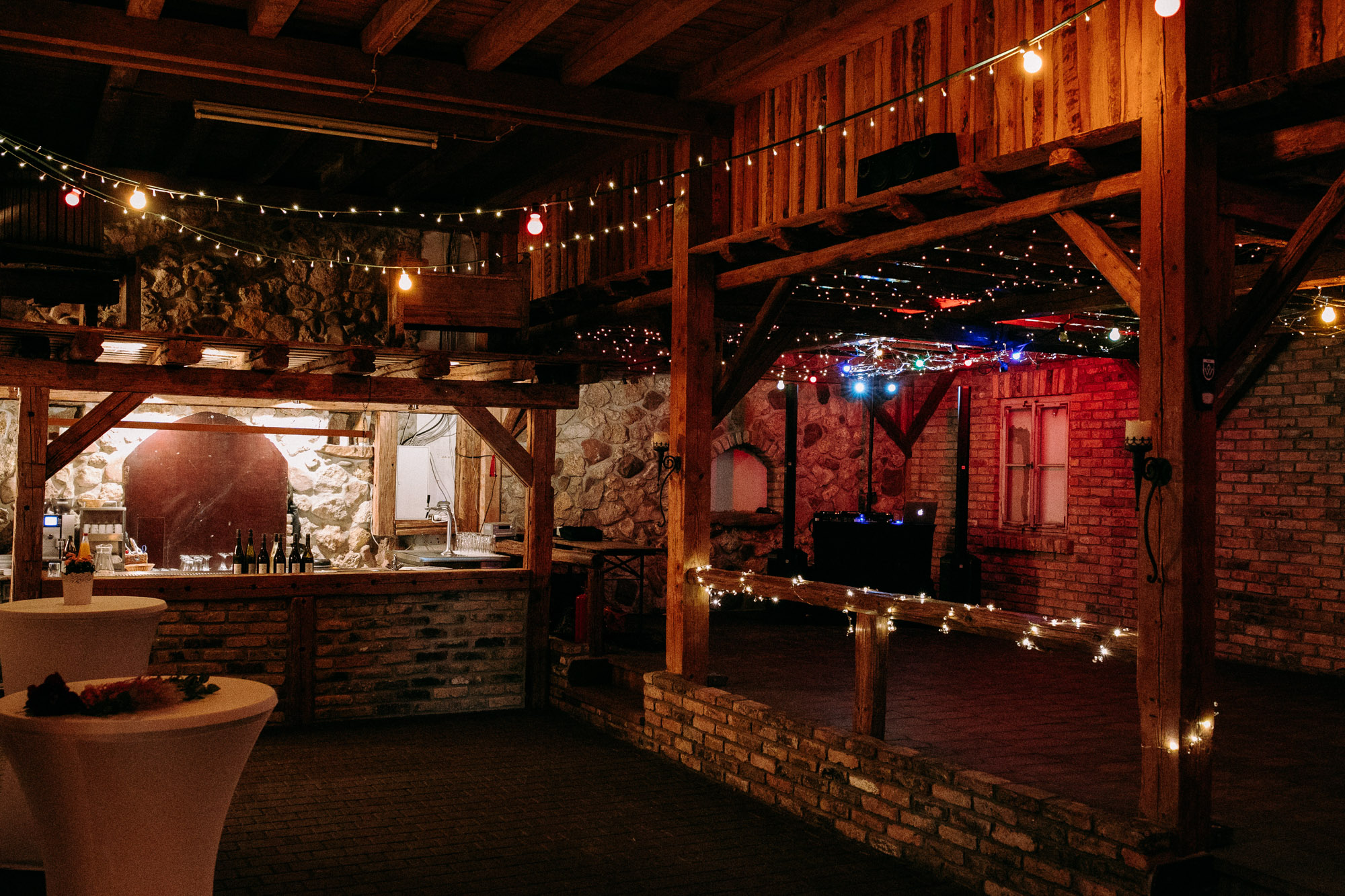 Naturnah, entspannt und voller Charme: Das Weingut Weidenmühle ist eine romantische Hochzeitslocation im Rhein-Main-Gebiet mit viel Freiraum.