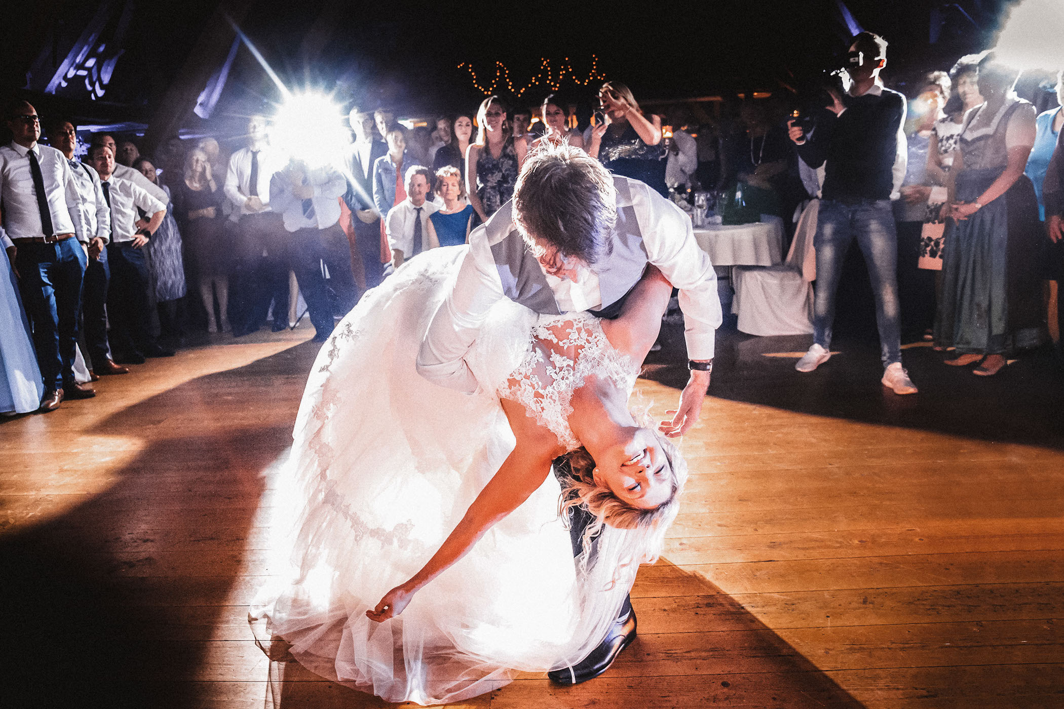 Das Brautpaar beim Hochzeitstanz im Gut Hühnerhof in Gründau. Der Hochzeitsfotograf aus Frankfurt hält den Moment fest.