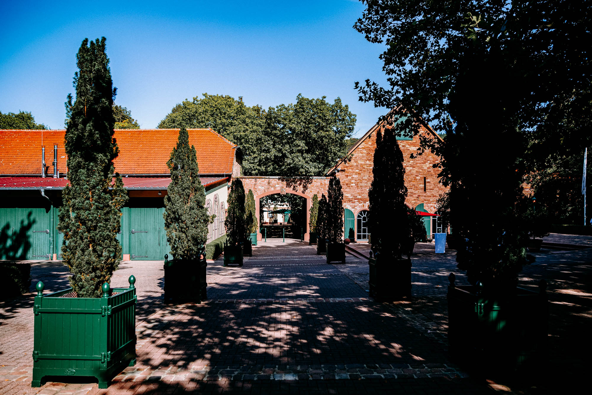 Das Gut Hünersdorff bei Wörth am Main ist eine exklusive Hochzeitslocation mit historischem Vierseithof, Park & Scheunen – ohne Sperrstunde.