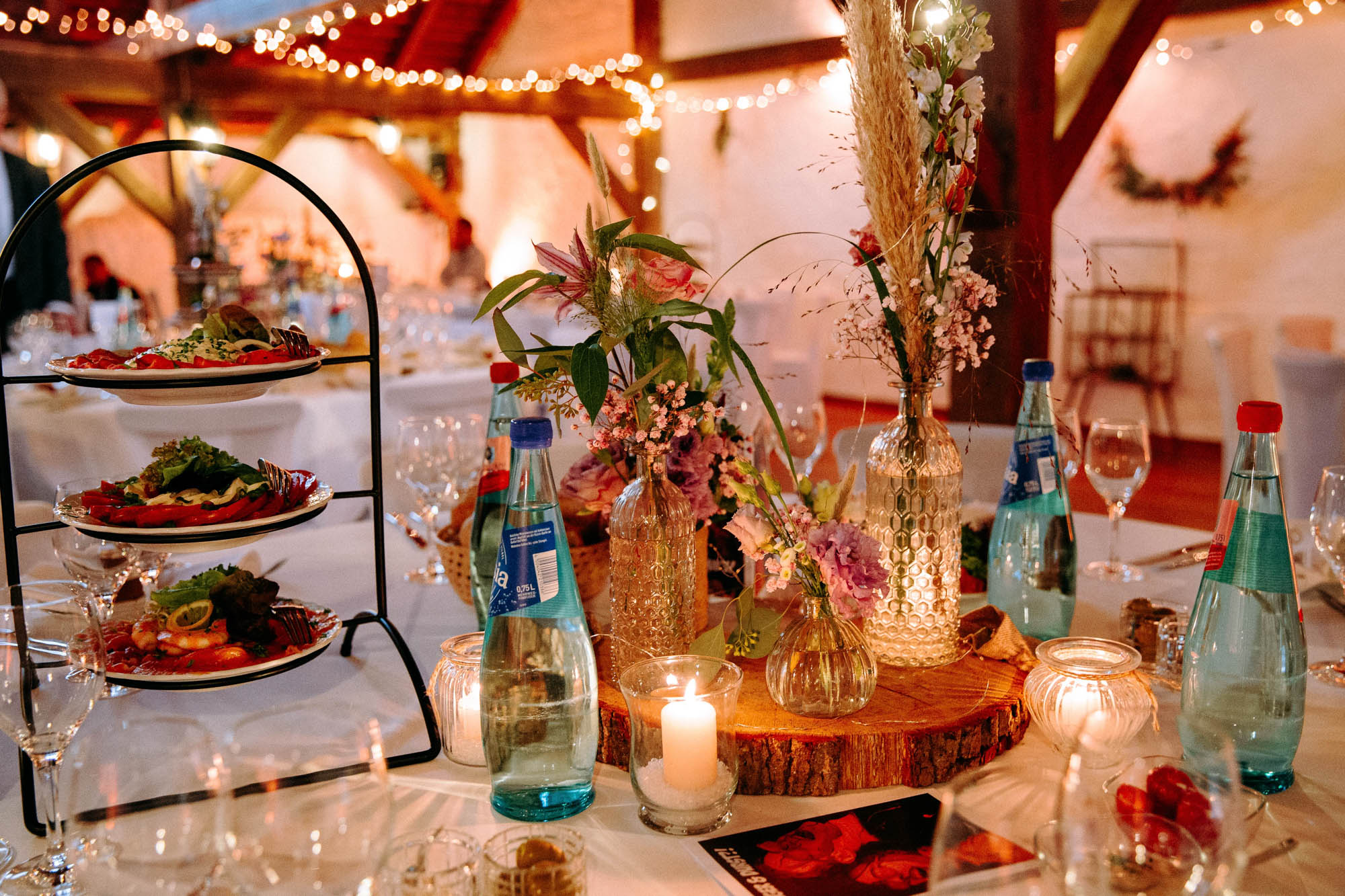 Der Kinzigheimer Hof bei Hanau ist eine naturnahe Hochzeitslocation mit historischer Tenne, Innenhof & großem Garten – individuell & entspannt.