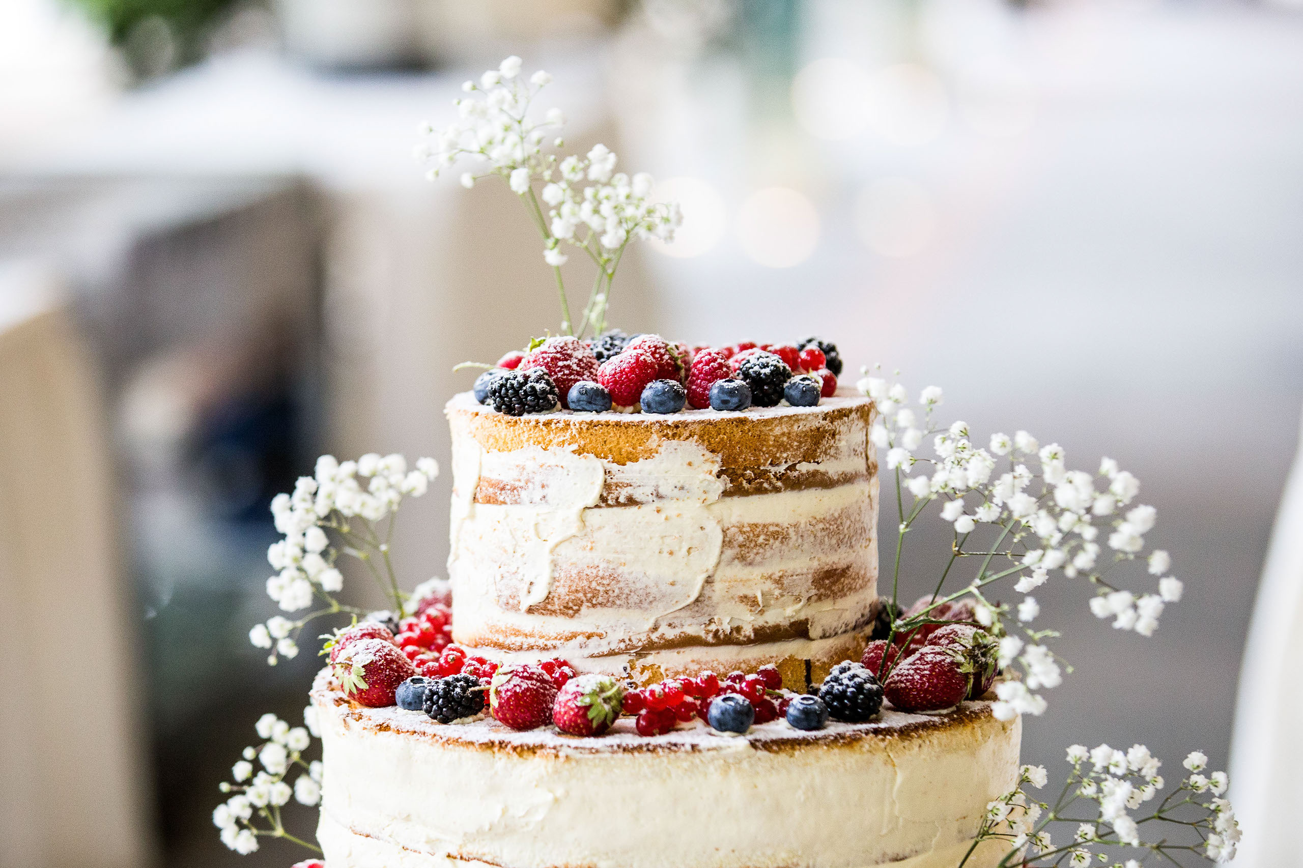 Eine naked Hochzeitstorte mit Beeren