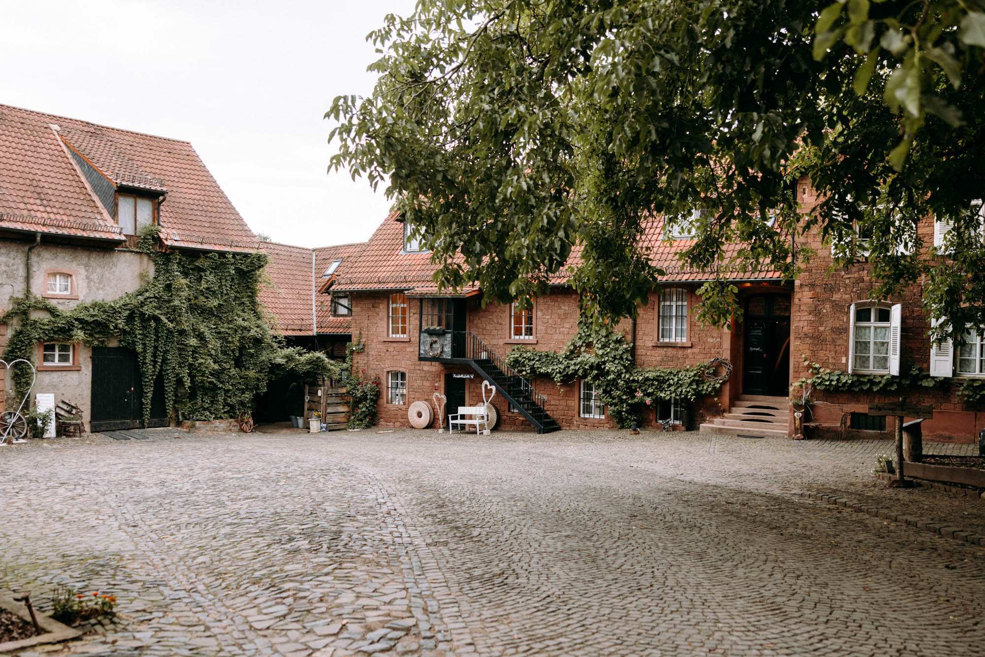 Die Obermühle Langenselbold ist eine historische Hochzeitslocation im Rhein-Main-Gebiet mit Garten, Scheune & persönlicher Begleitung.