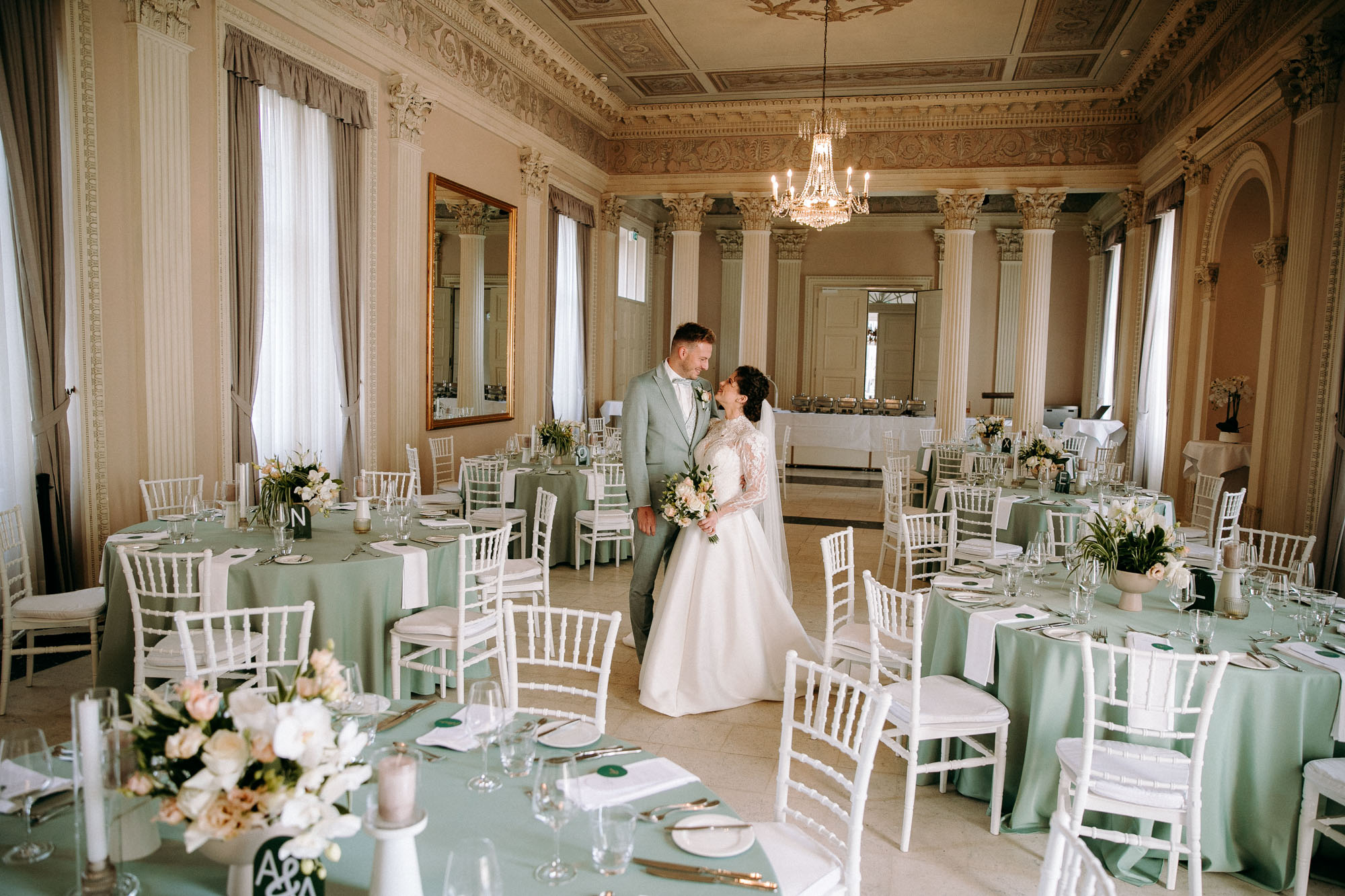 Schloss Philippsruhe in Hanau ist eine elegante Hochzeitslocation nahe Frankfurt – mit Weißem Saal, Gewölbekeller, Schlossterrasse & -garten.