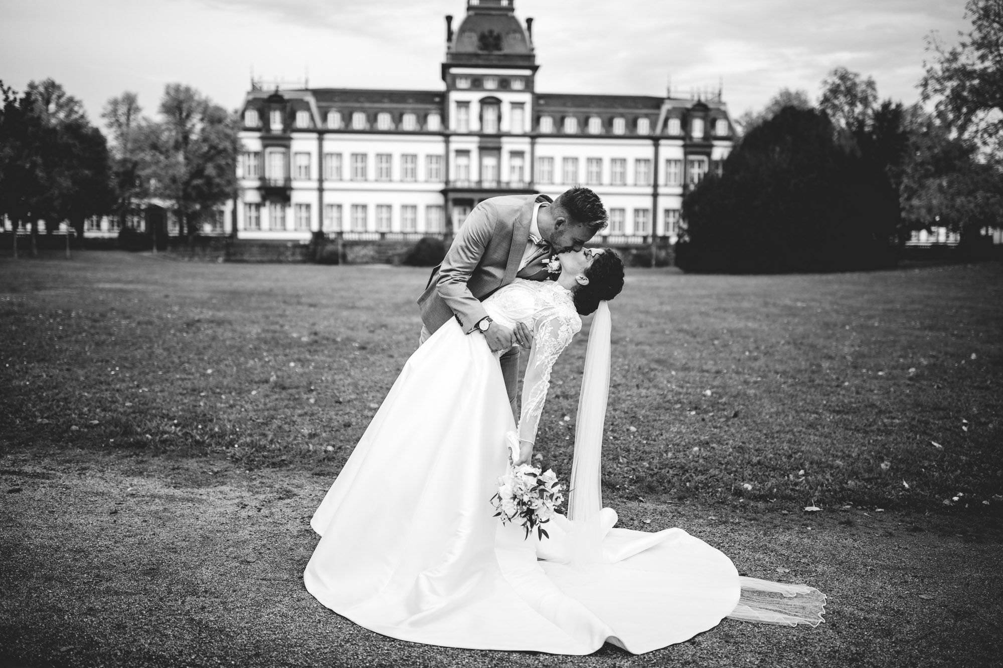 Schloss Philippsruhe in Hanau ist eine elegante Hochzeitslocation nahe Frankfurt – mit Weißem Saal, Gewölbekeller, Schlossterrasse & -garten.