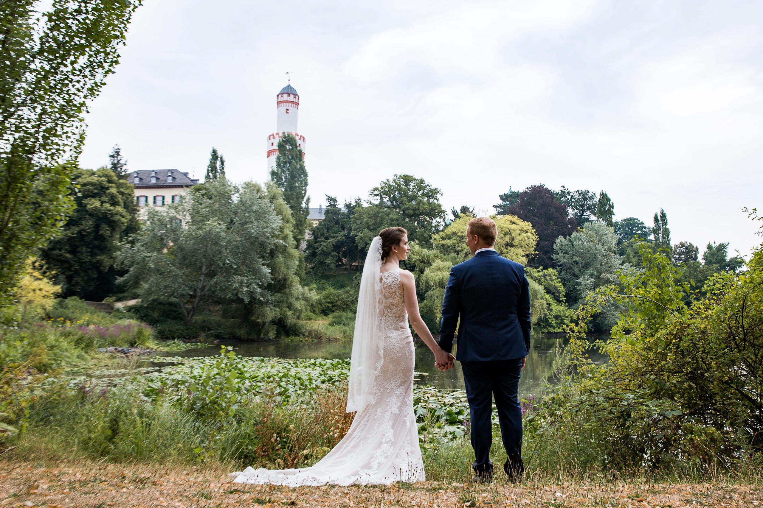 Nach der standesamtlichen Trauung in Bad Homburg machen wir Hochzeitsfotos im wunderschönen Schlosspark vor dem weißen Turm in Bad Homburg.