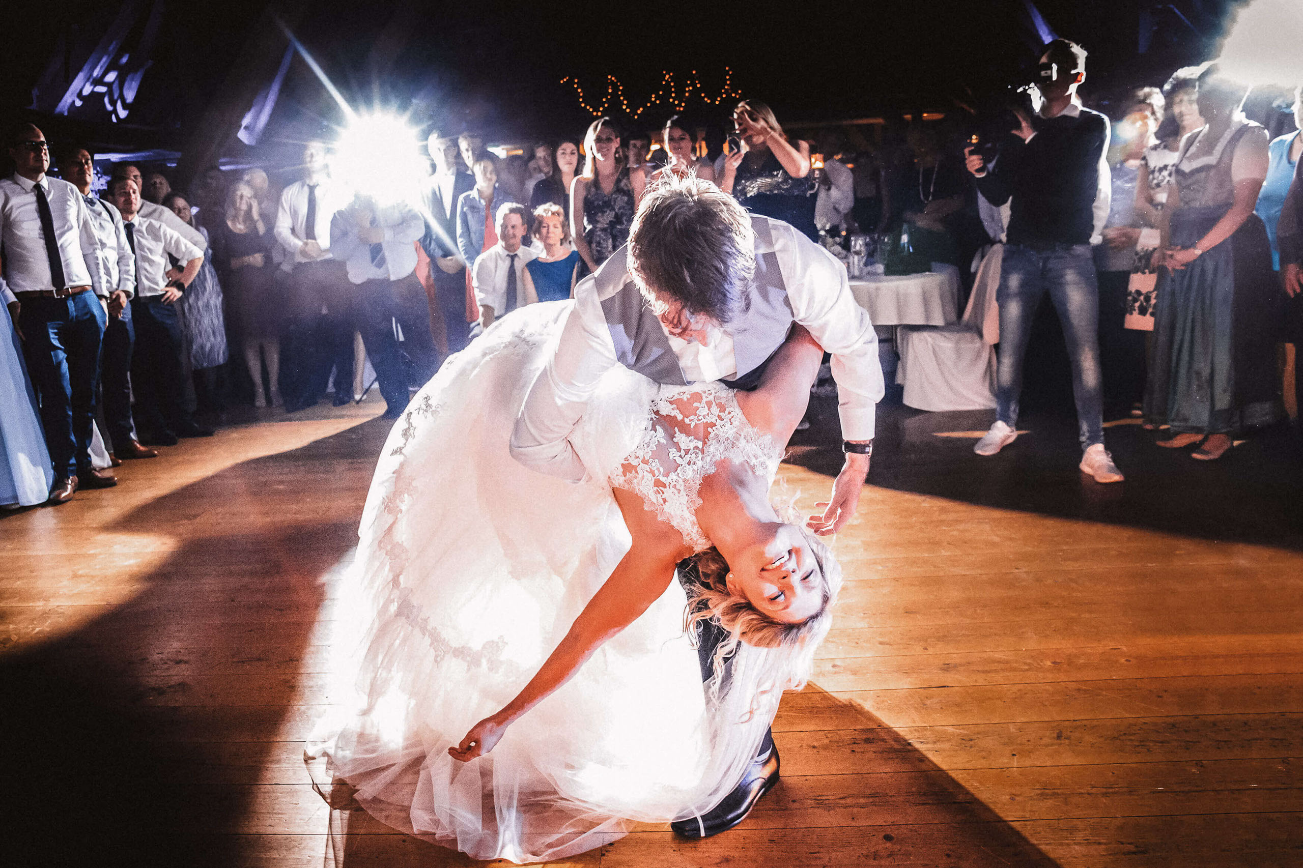 Der Hochzeitstanz ist ein ganz besonderer Moment auf der Hochzeit. Als Hochzeitsfotograf Bad Homburg halte ich diese Momente für euch fest.
