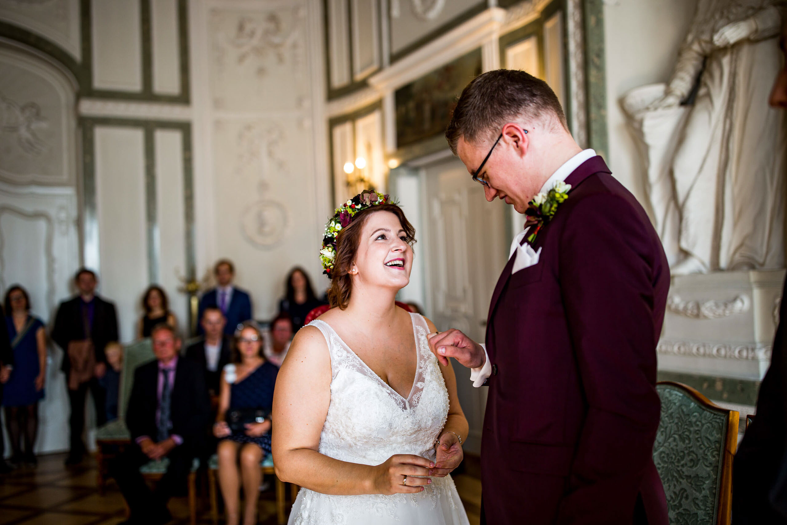 Hochzeitsfotos bei der standesamtlichen Trauung im Bolongaropalast in Frankfurt-Höchst. Hochzeitsfotos im Trausaal beim Ringtausch.