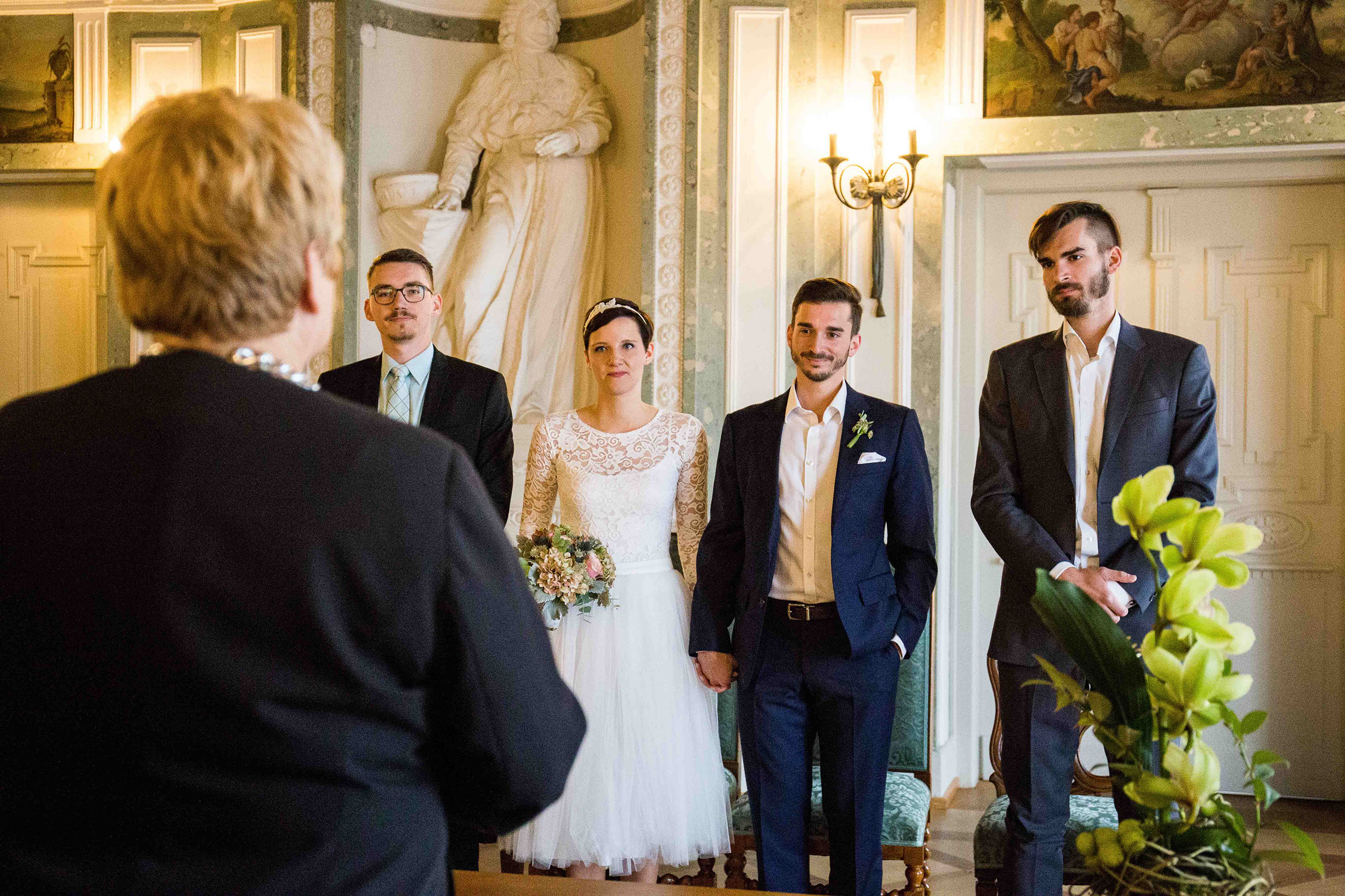 Das Brautpaar beim Ja-Wort im Trauusaal vom Standesamt Bolongaropalast in Frankfurt-Höchst.