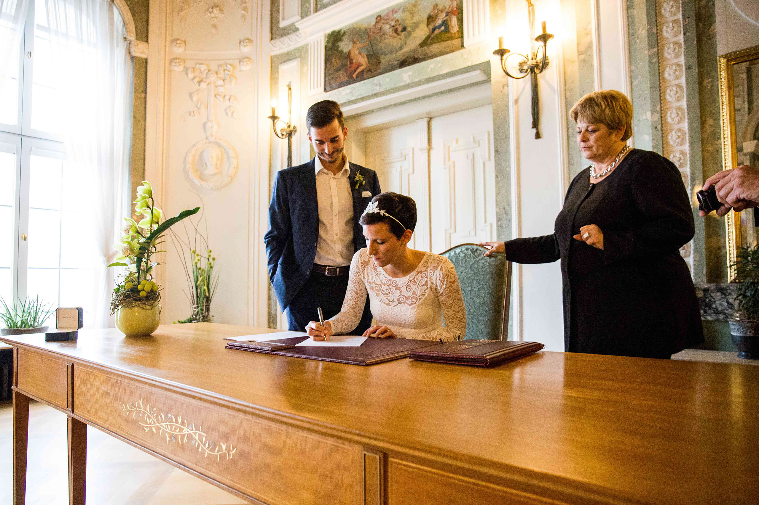 Das Brautpaar bei der Unterschrift im Standesamt Bolongaropalast in Frankfurt-Höchst.