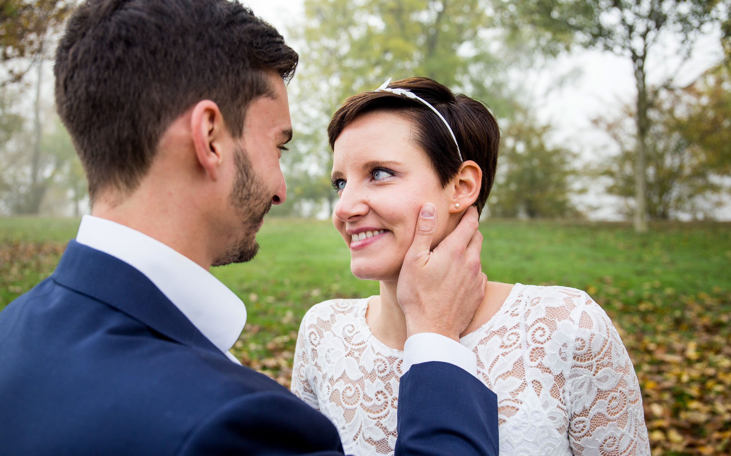 Nach eurer standesamtlichen Trauung im Bolongaropalast machen wir Hochzeitsfotos im Park und am Wasser.