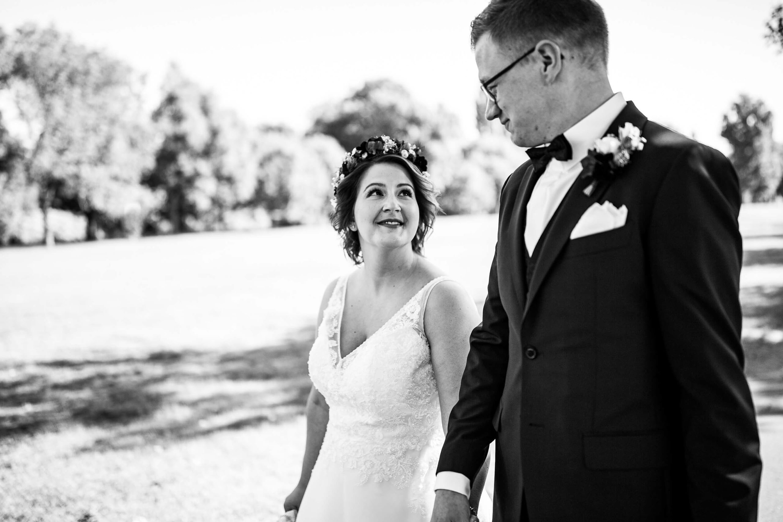 Nach der standesamtlichen Trauung im Bolongaropalast in Frankfurt-Höchst machen wir Hochzeitsfotos im Park und im Schloss.