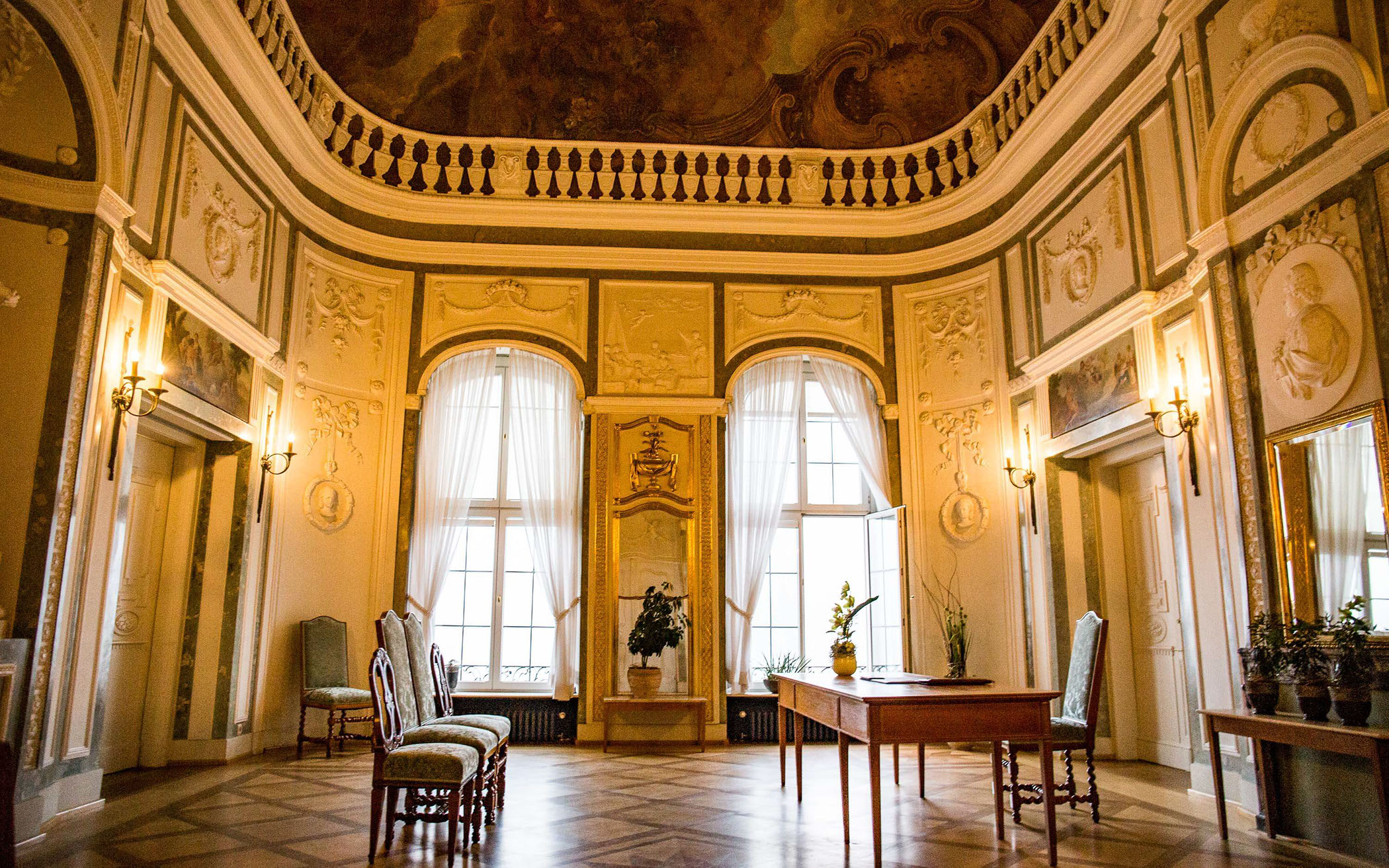 Der Trausaal im Standesamt Bolongaropalast in Frankfurt Höchst ist einfach wunderschön.