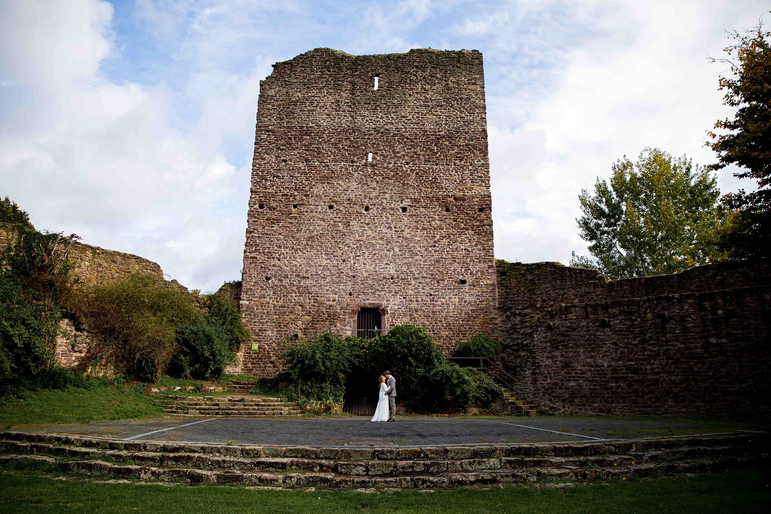 Hochzeitsfotos in der Burg Hayn in Dreieich nach der standesamtlichen Trauung in Dreieich.
