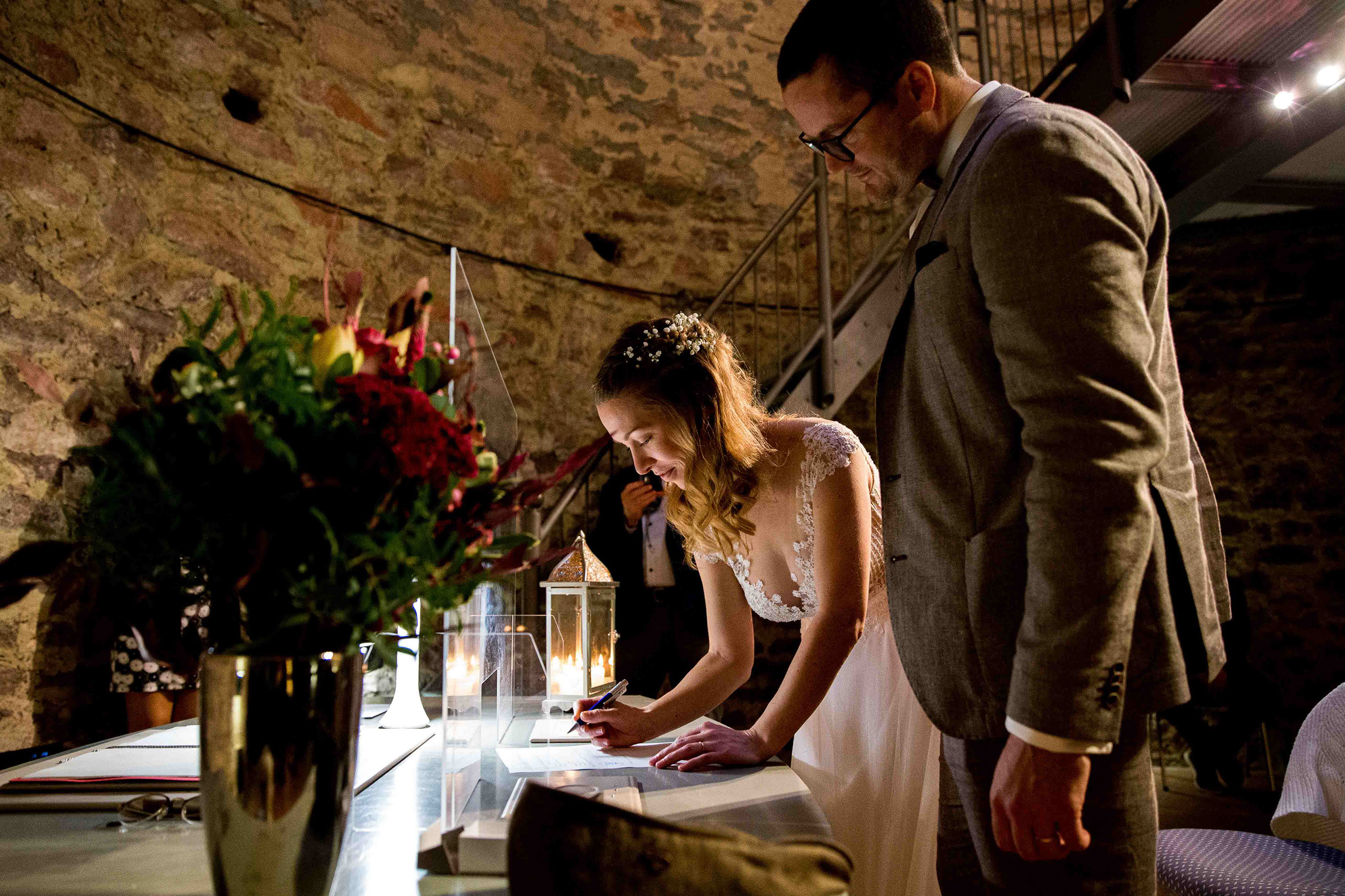Das Brautpaar bei der standesamtlichen Trauung in der Burg Hayn in Dreieich.