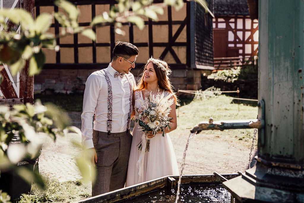 Als Hochzeitsfotograf im Hessenpark halte ich eure standesamtliche Trauung für immer fest.