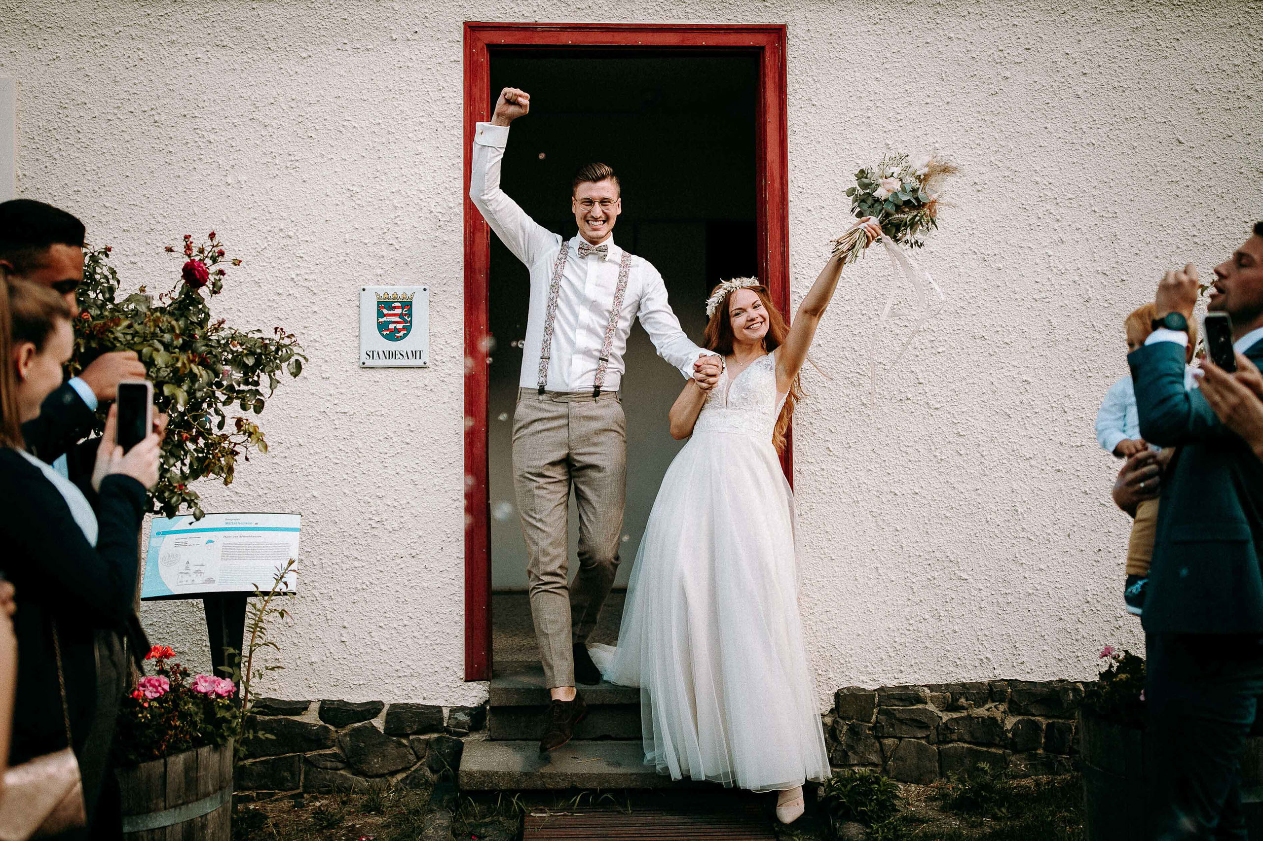 Das Brautpaar beim Auszug von der standesamtlichne Trauung im Freilichtmuseum Hessenpark.