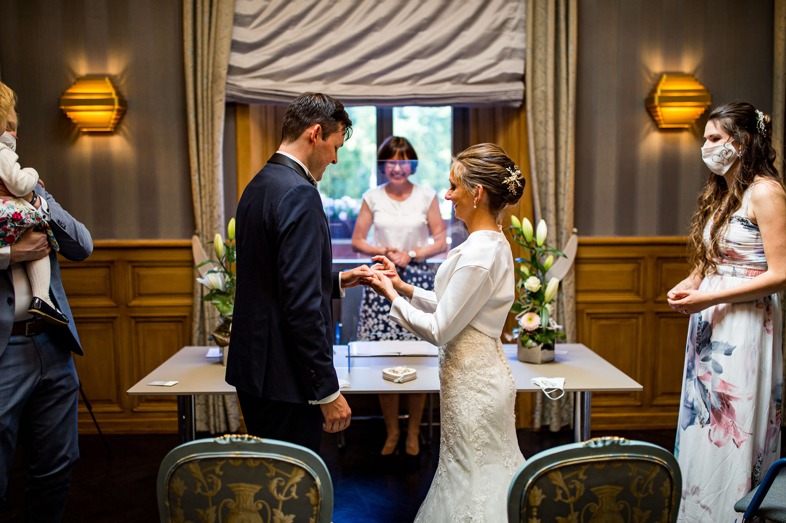 Der Ringtausch des Brautpaares bei der standesamtlichen Trauung im Kaiser-Wilhelms-Bad in Bad Homburg.