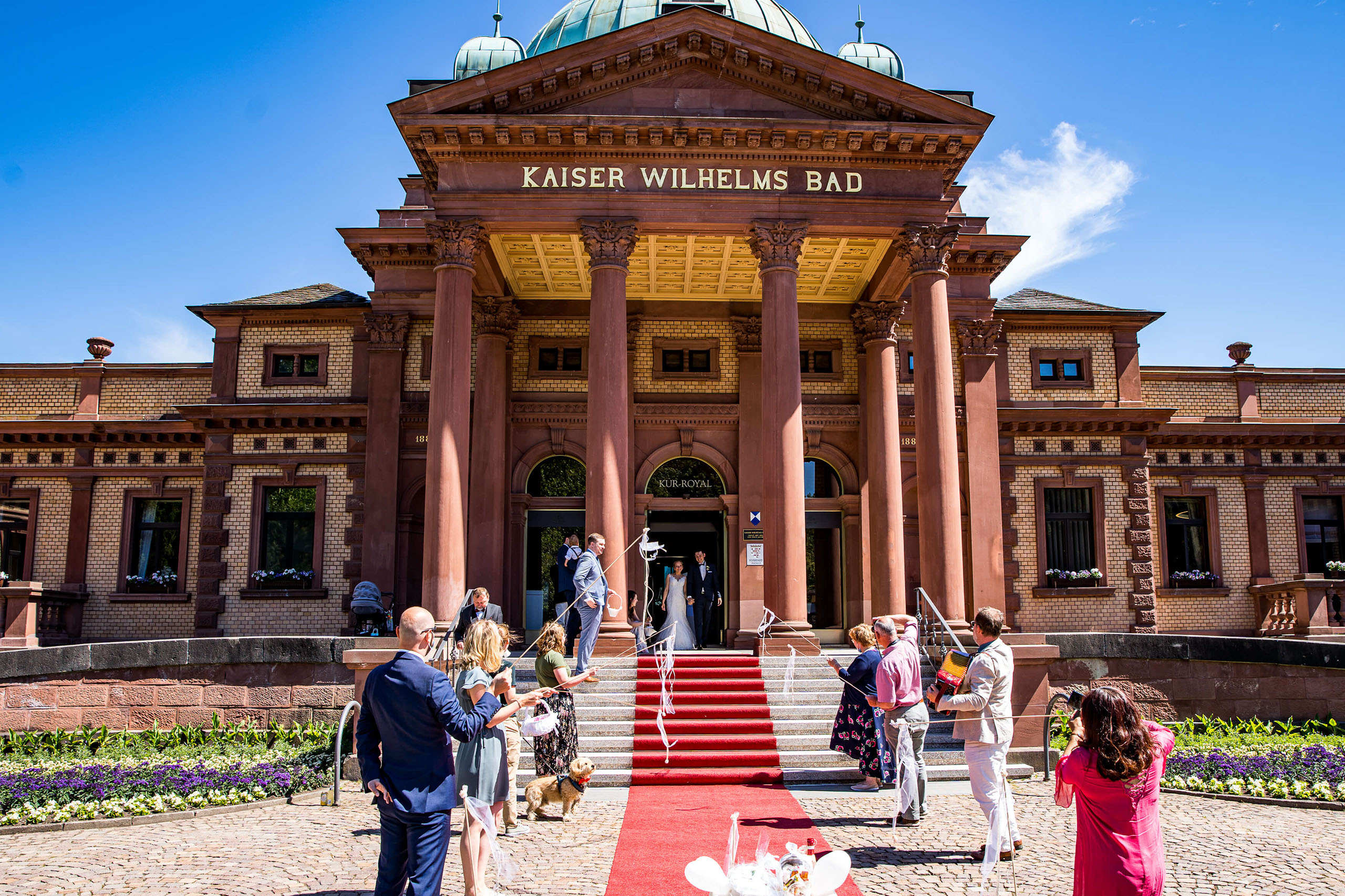 Das Brautpaar beim Auszug nach der standesamtlichen Trauung im Kaiser-Wilhelms-Bad in Bad Homburg.
