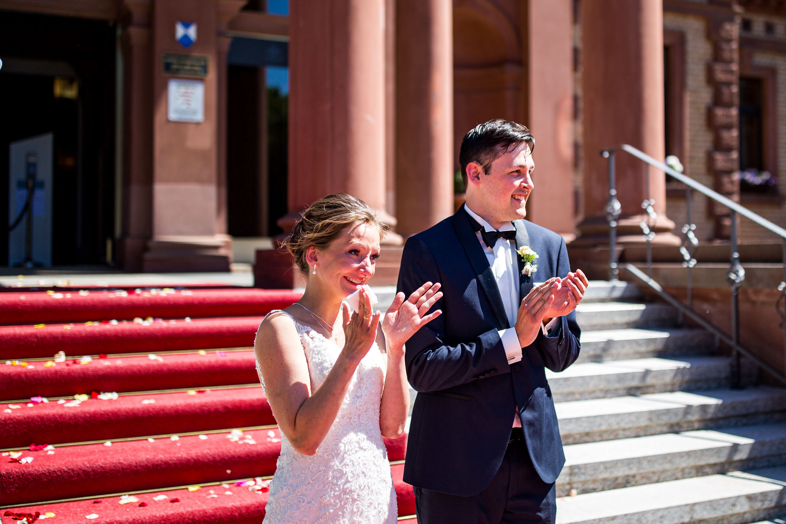 Das Brautpaar beim Auszug nach der standesamtlichen Trauung im Kaiser-Wilhelms-Bad in Bad Homburg.
