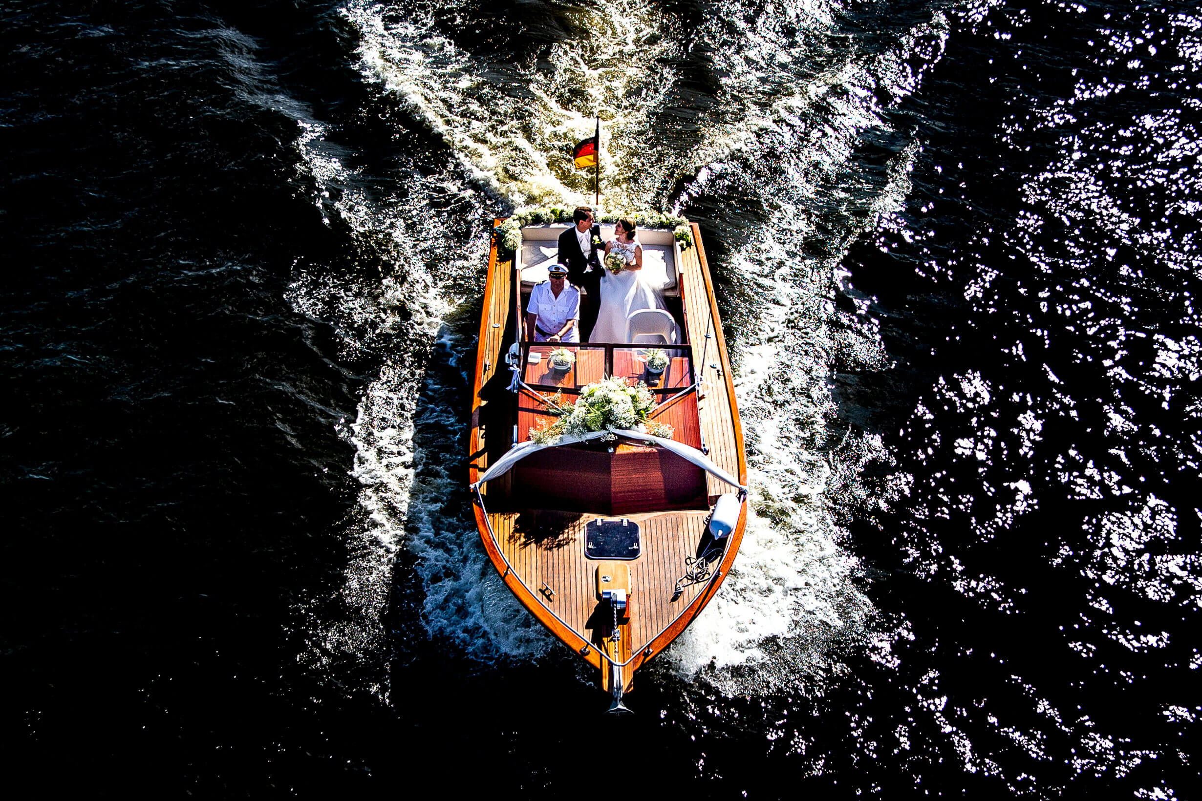 Ein Boot für eine Hochzeit zu mieten ist eine tolle Idee.
