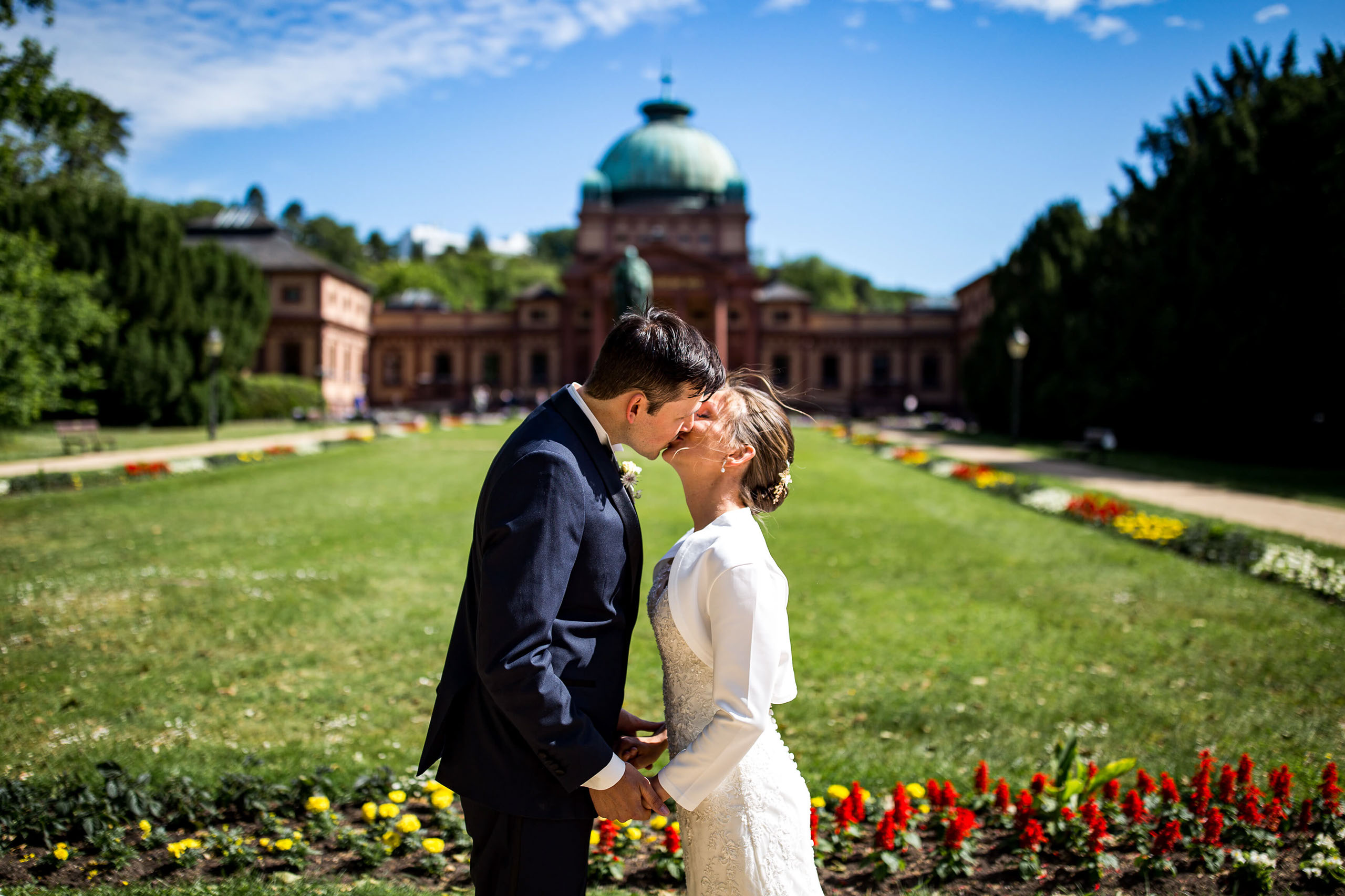 Nach eurer standesamtlichen Trauung im Kaiser-Wilhelms-Bad in Bad Homburg machen wir ungestellte und natürliche Hochzeitsfotos im Kurpark.