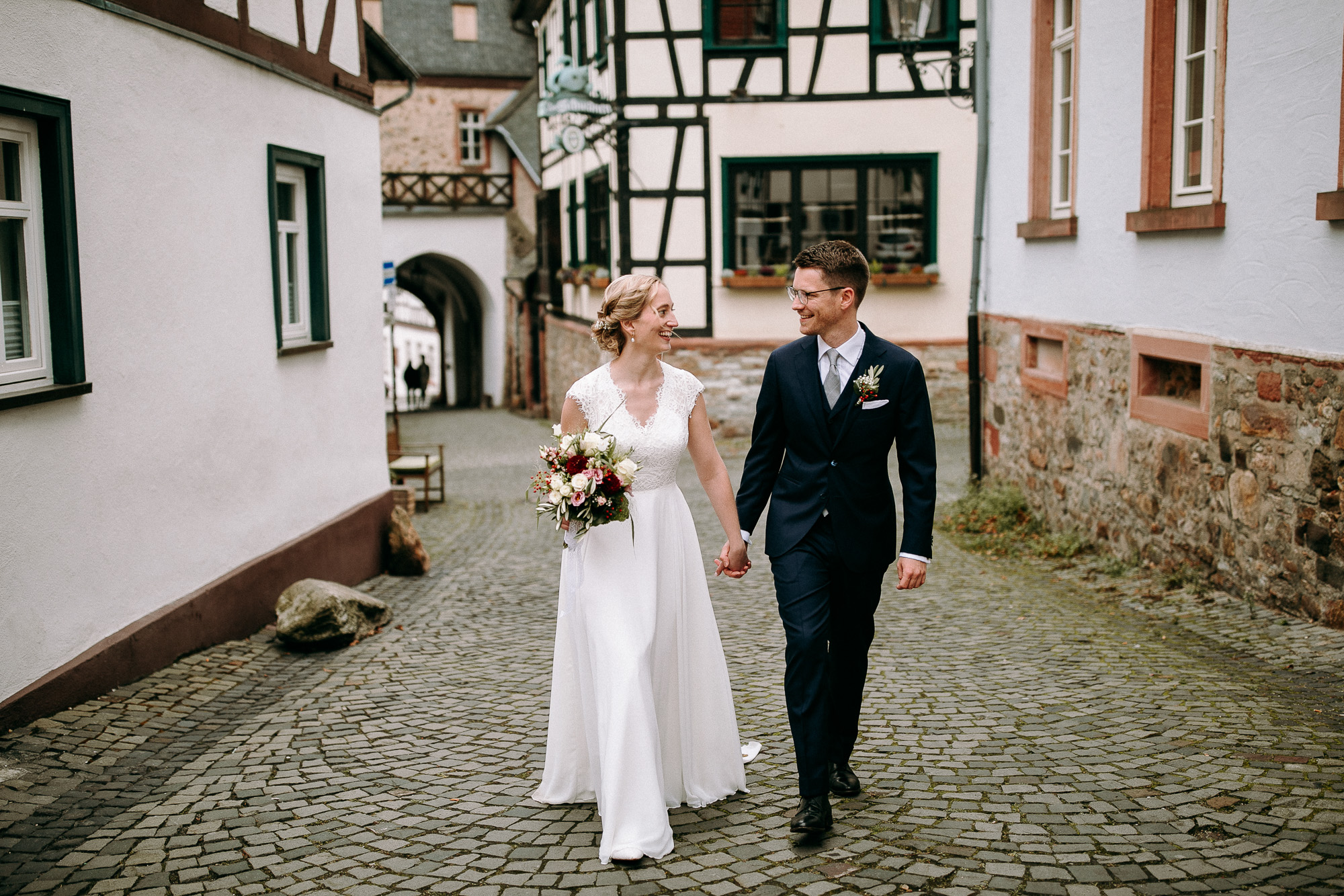 Das Hochzeitsboot ist eine wunderschöne Idee für den Hochzeitstag. Hochzeitsfotos auf einem Boot.