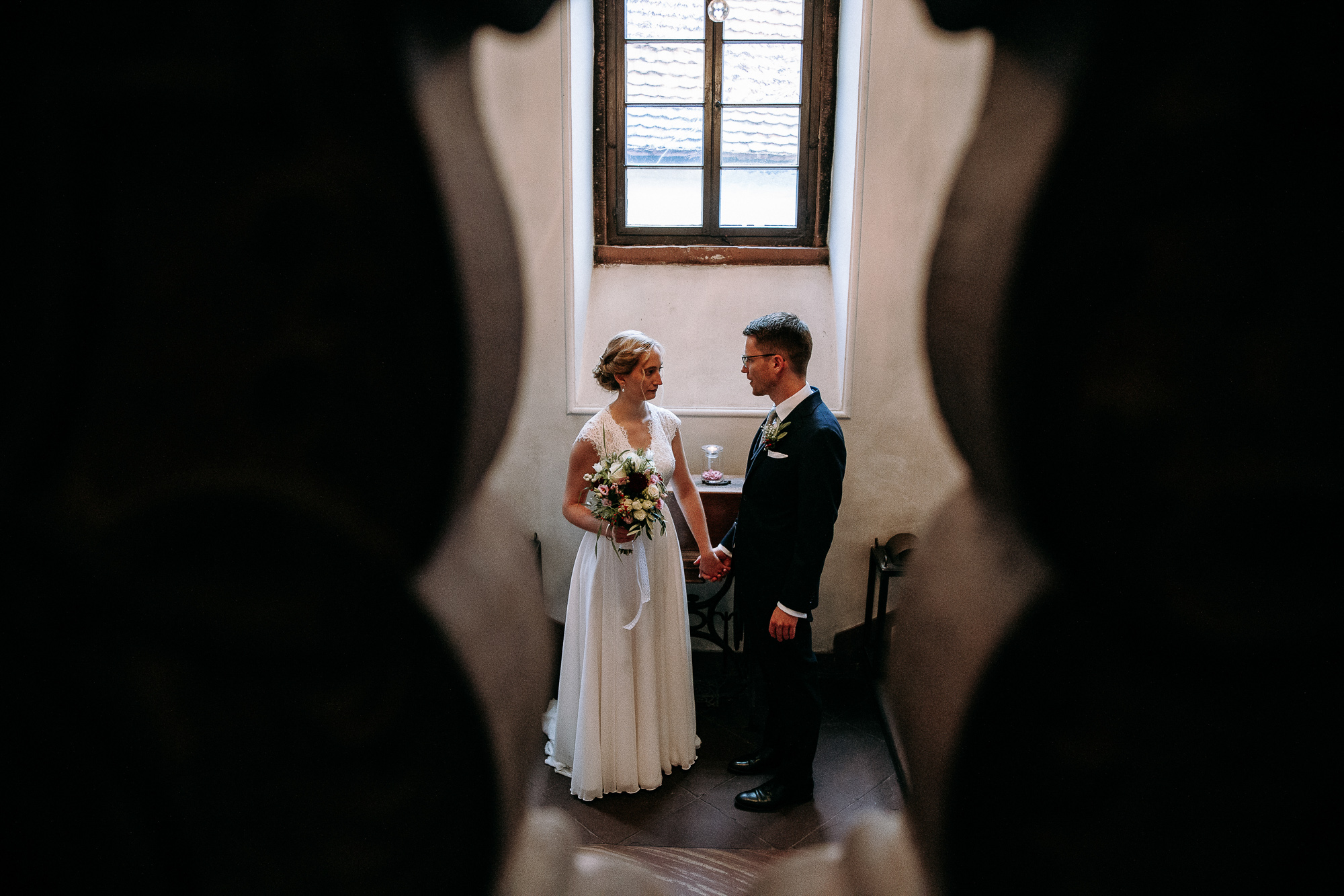Das Hochzeitsboot ist eine wunderschöne Idee für den Hochzeitstag. Hochzeitsfotos auf einem Boot.